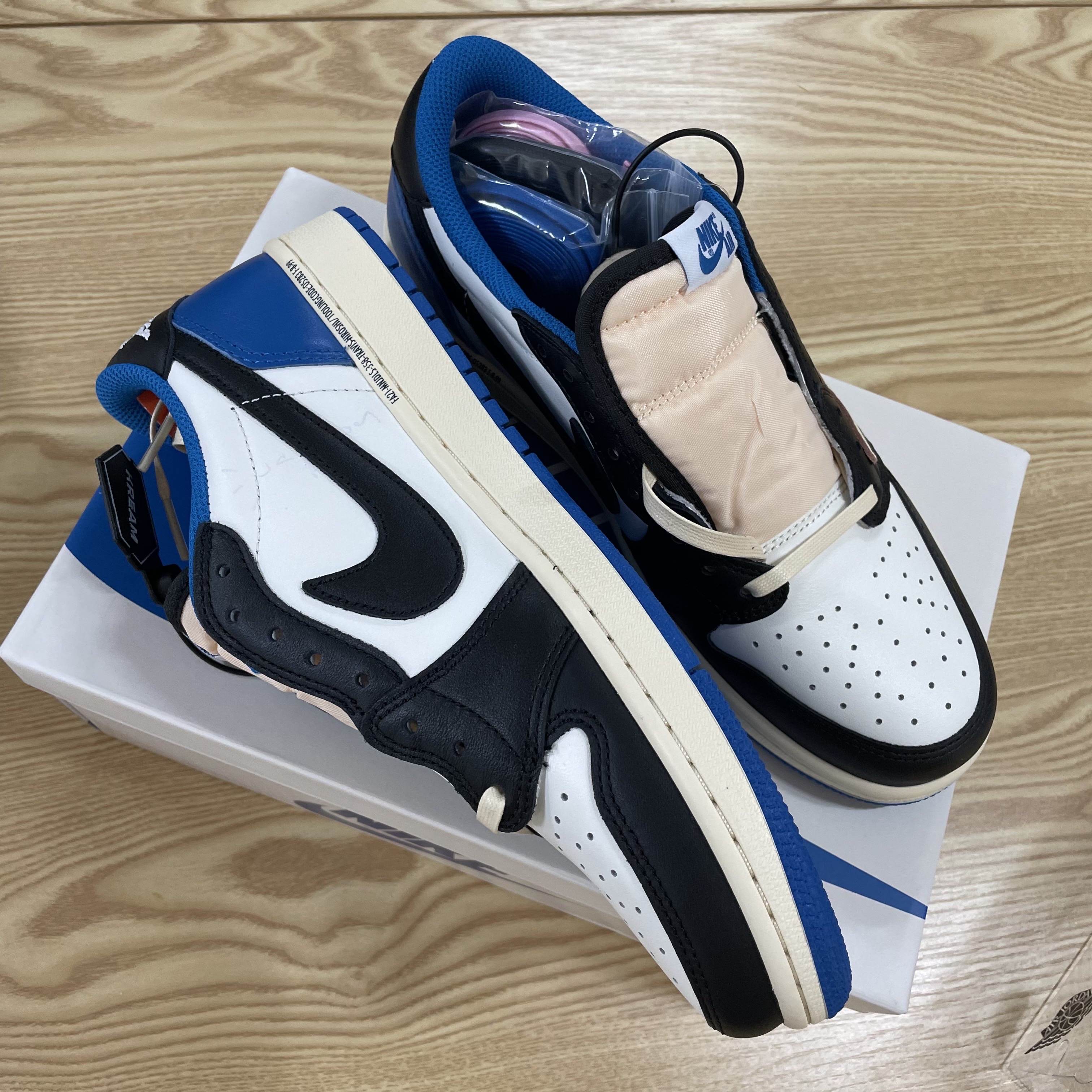 Jordan 1 x Travis Scott x Fragment Retro Low OG SP Military Blue 착용 스타일 - 2