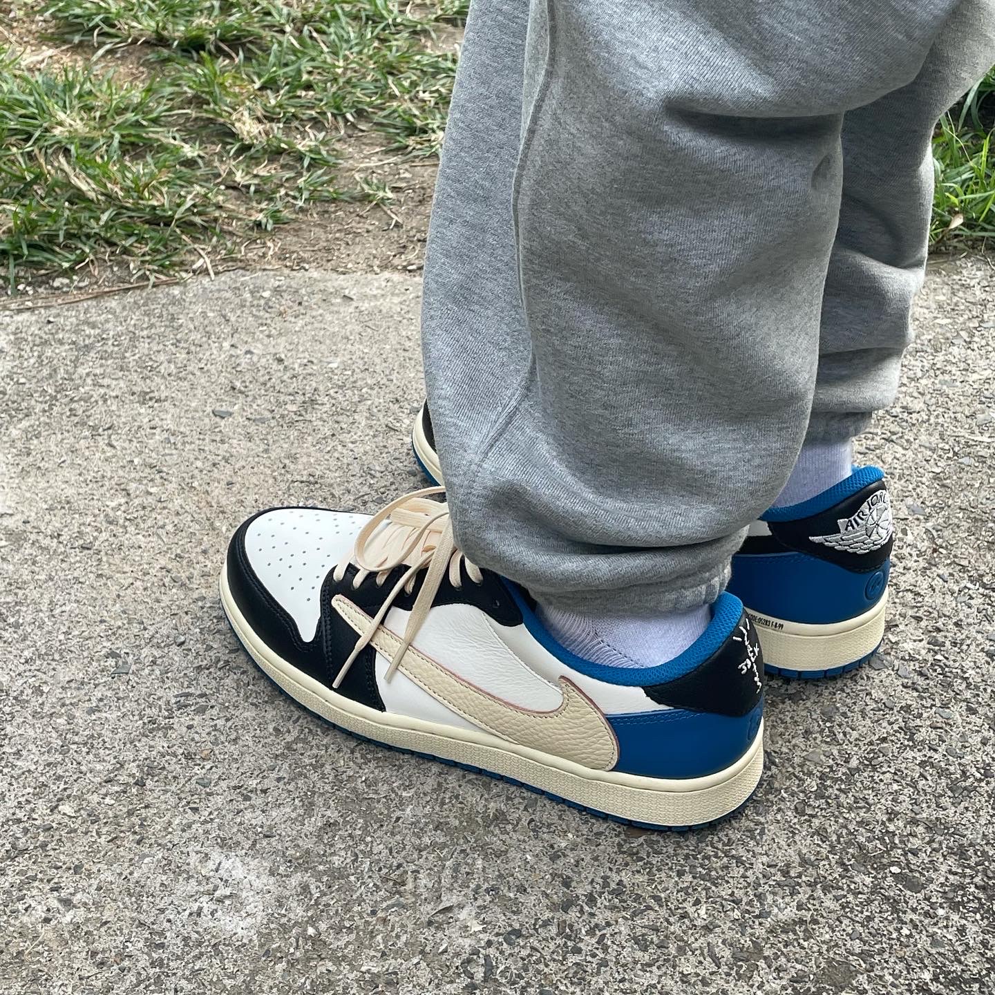 Jordan 1 x Travis Scott x Fragment Retro Low OG SP Military Blue 착용 스타일 - 3