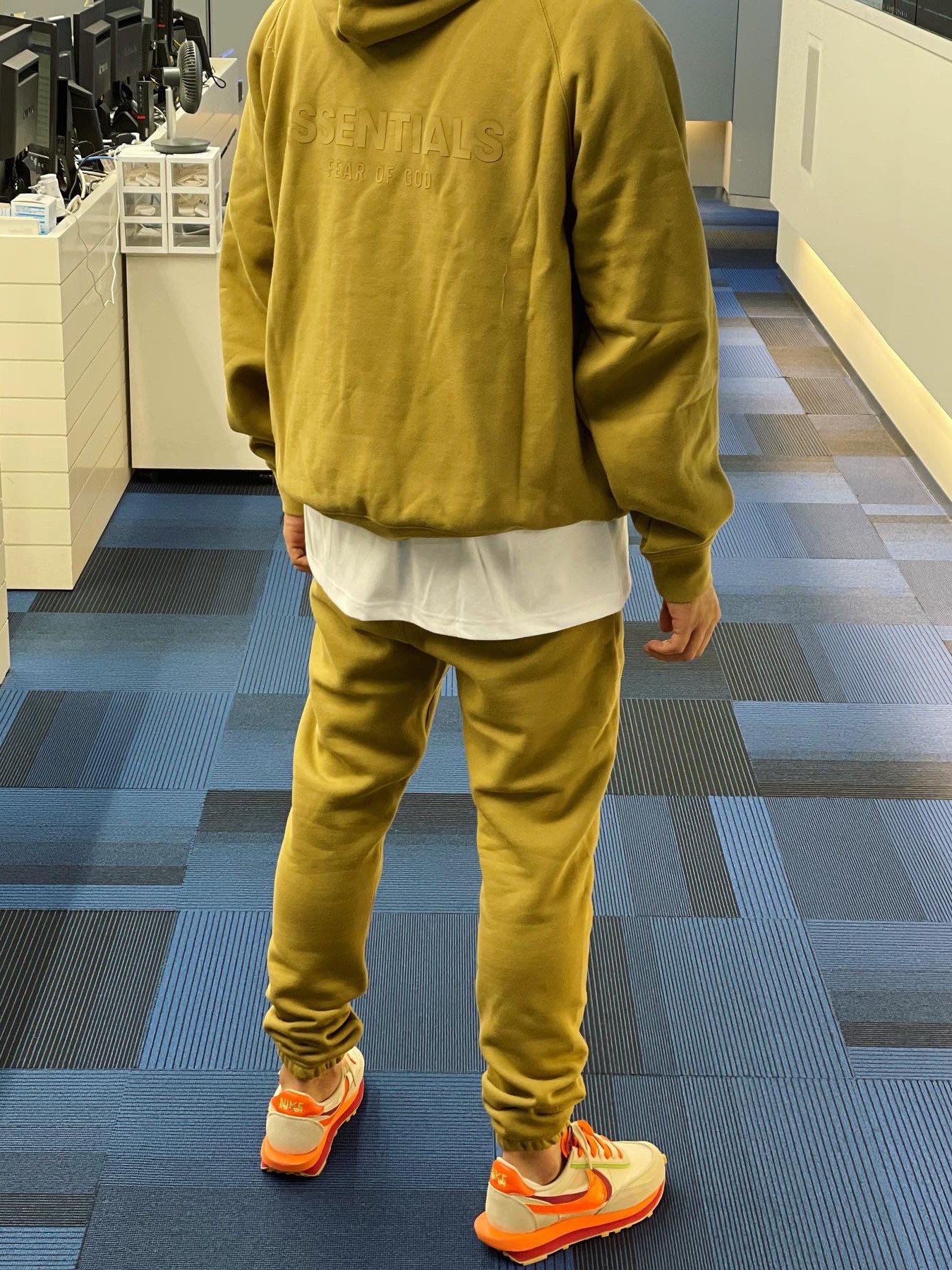 Essentials Pull-Over Hoodie Amber - 21FW, Essentials Sweatpants Amber - 21FW 착용 스타일 - 2