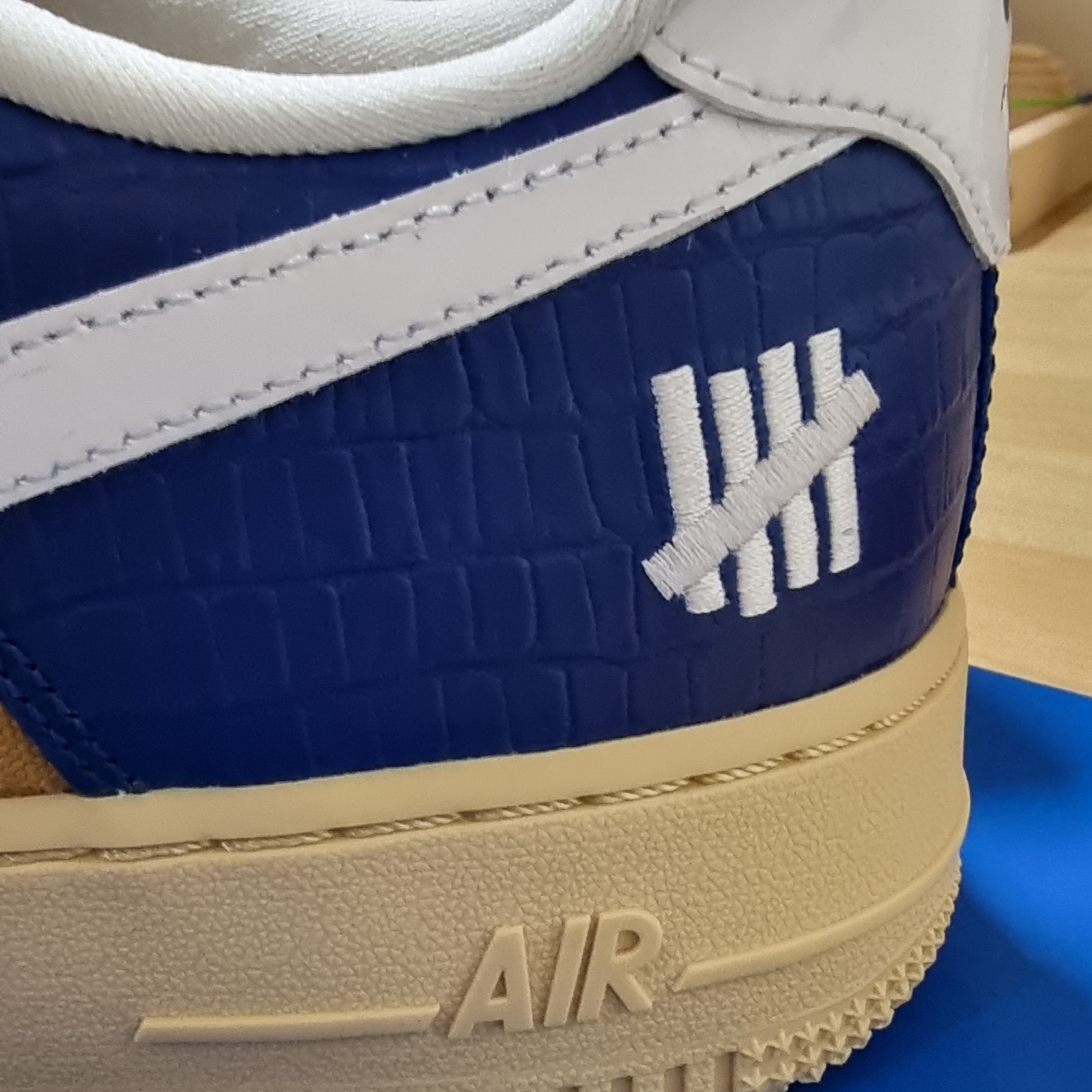 Nike x Undefeated Air Force 1 Low SP 5 On It Court Blue 착용 스타일 - 2