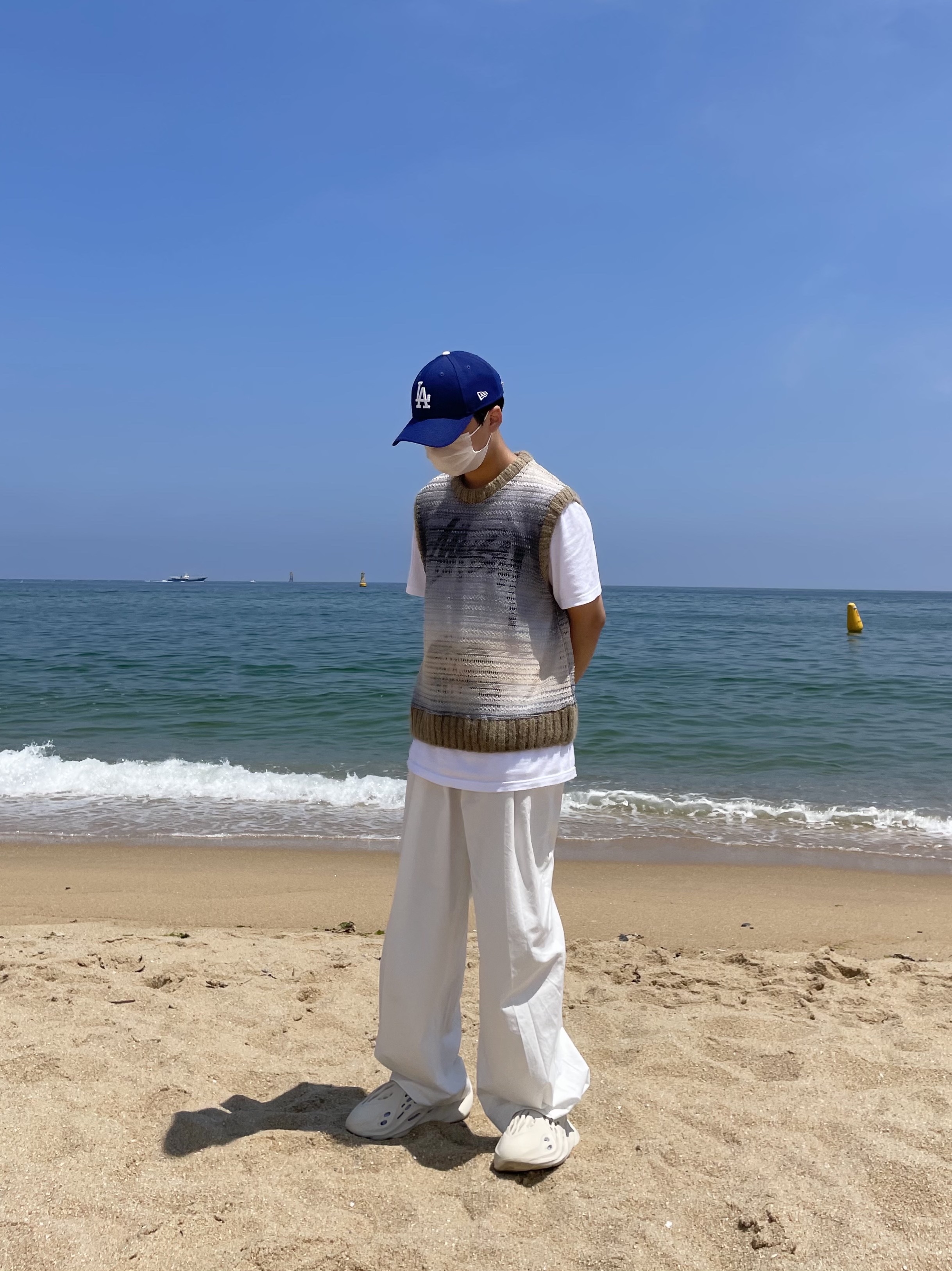 Adidas Yeezy Foam RNNR Sand, Stussy x Rick Owens 40 WT T-Shirt 착용 스타일 - 4