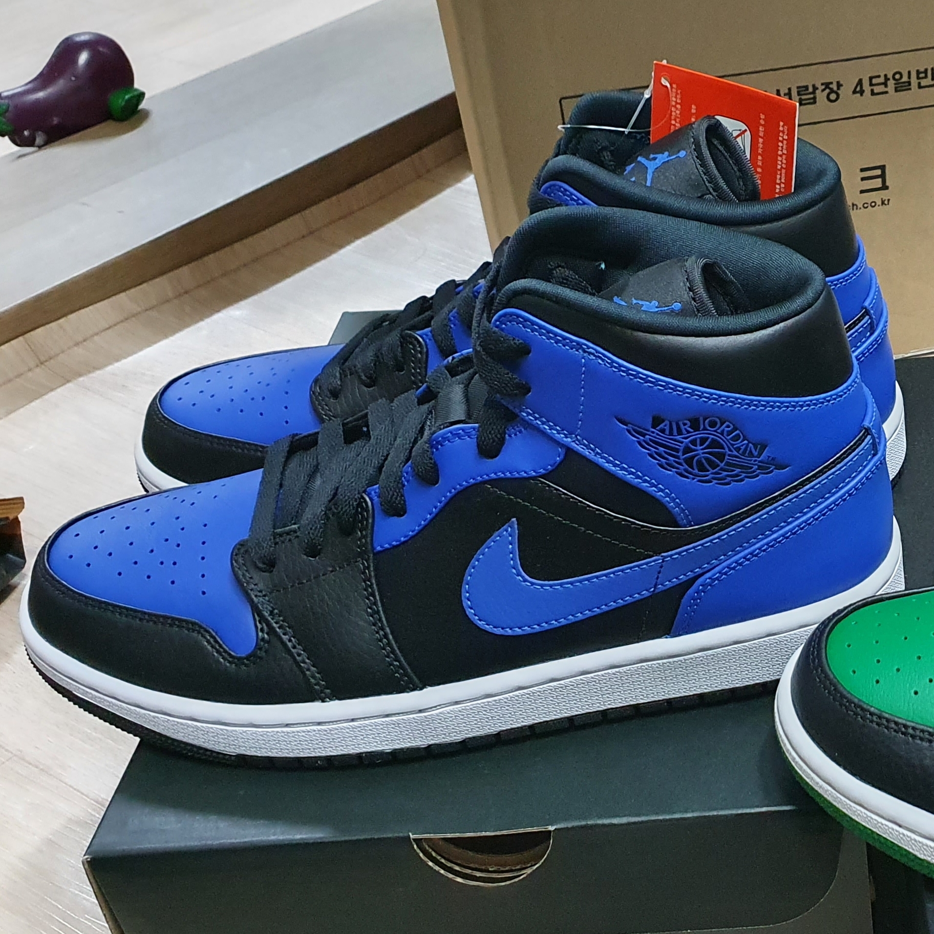 Jordan 1 Mid Black Hyper Royal 착용 스타일