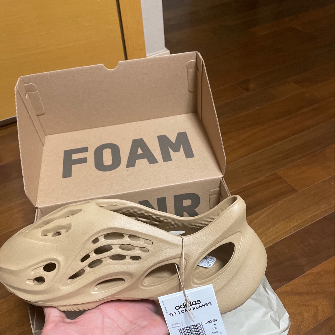 Adidas Yeezy Foam RNNR Ochre 착용 스타일