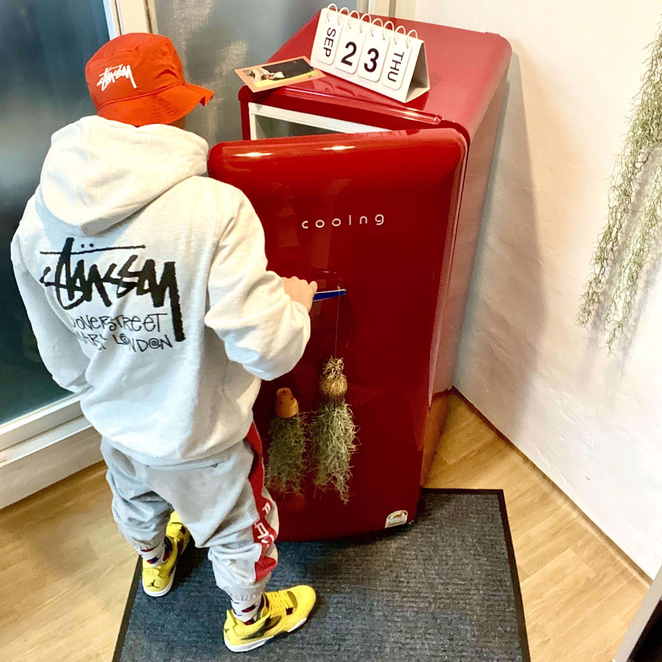 Nike x Stussy Bucket Hat Habanero Red, Jordan 4 Retro Tour Yellow 착용 스타일