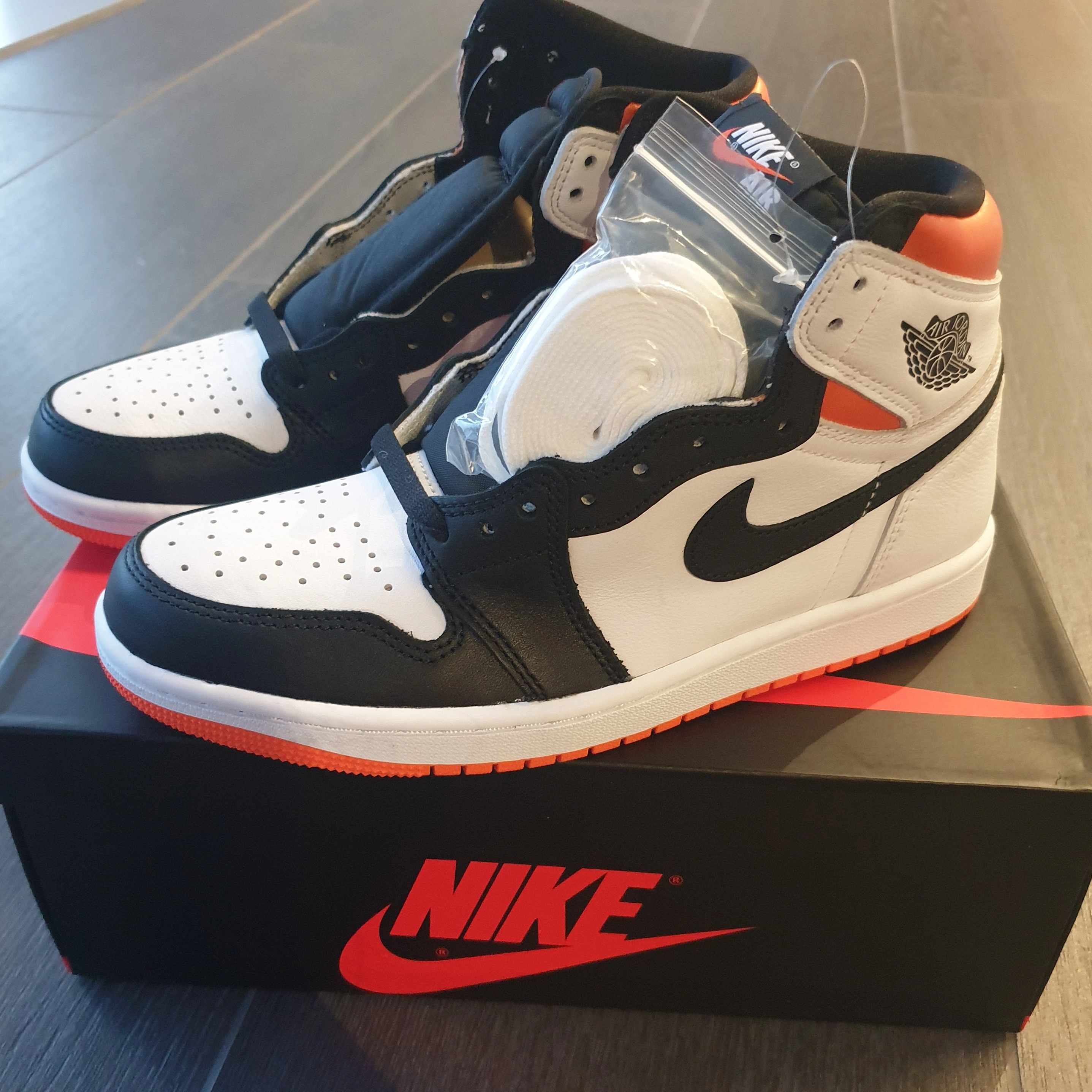 Jordan 1 Retro High OG Electro Orange 착용 스타일