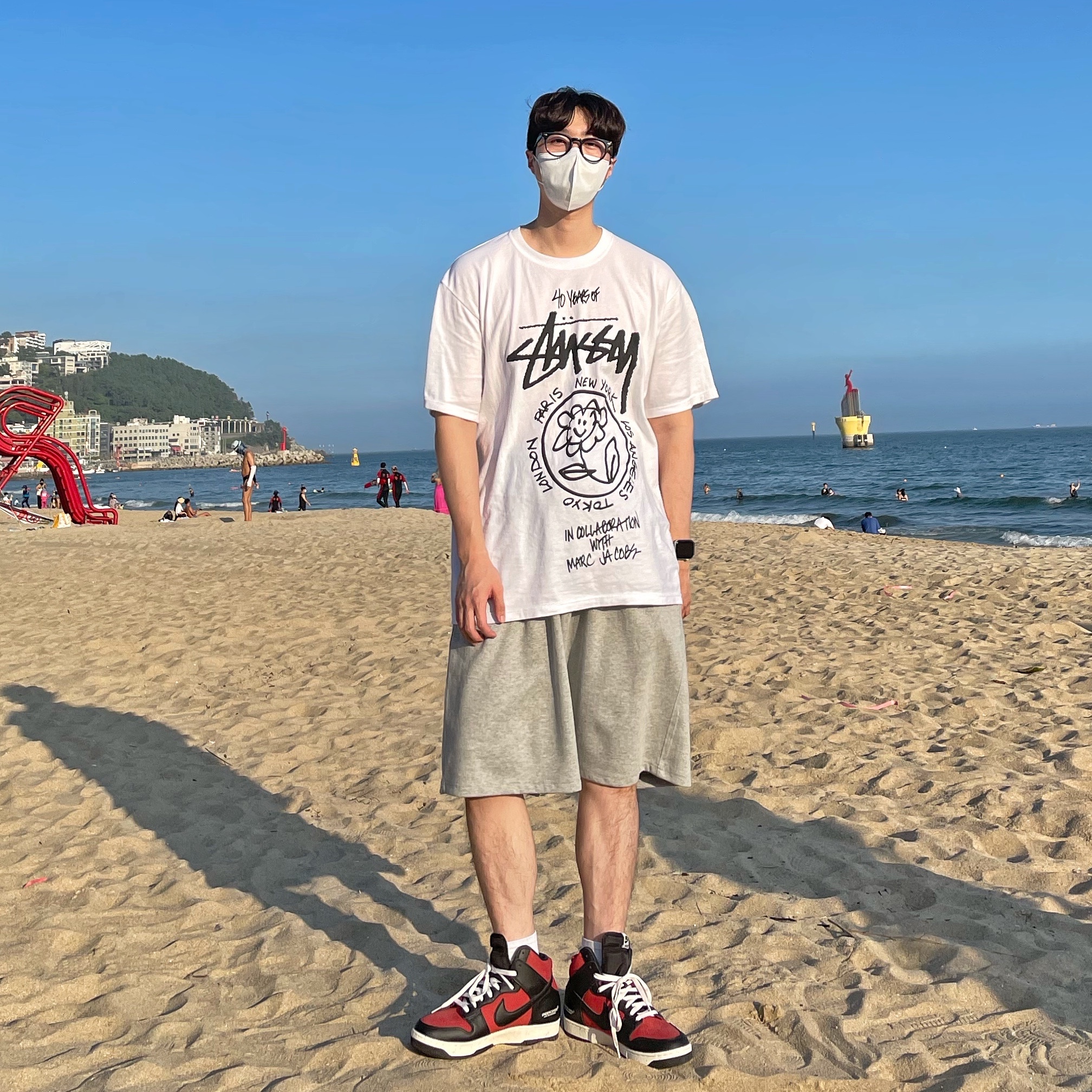 Nike x Undercover Dunk High 1985 Gym Red, Stussy x Marc Jacobs 40 WT T-Shirt 착용 스타일