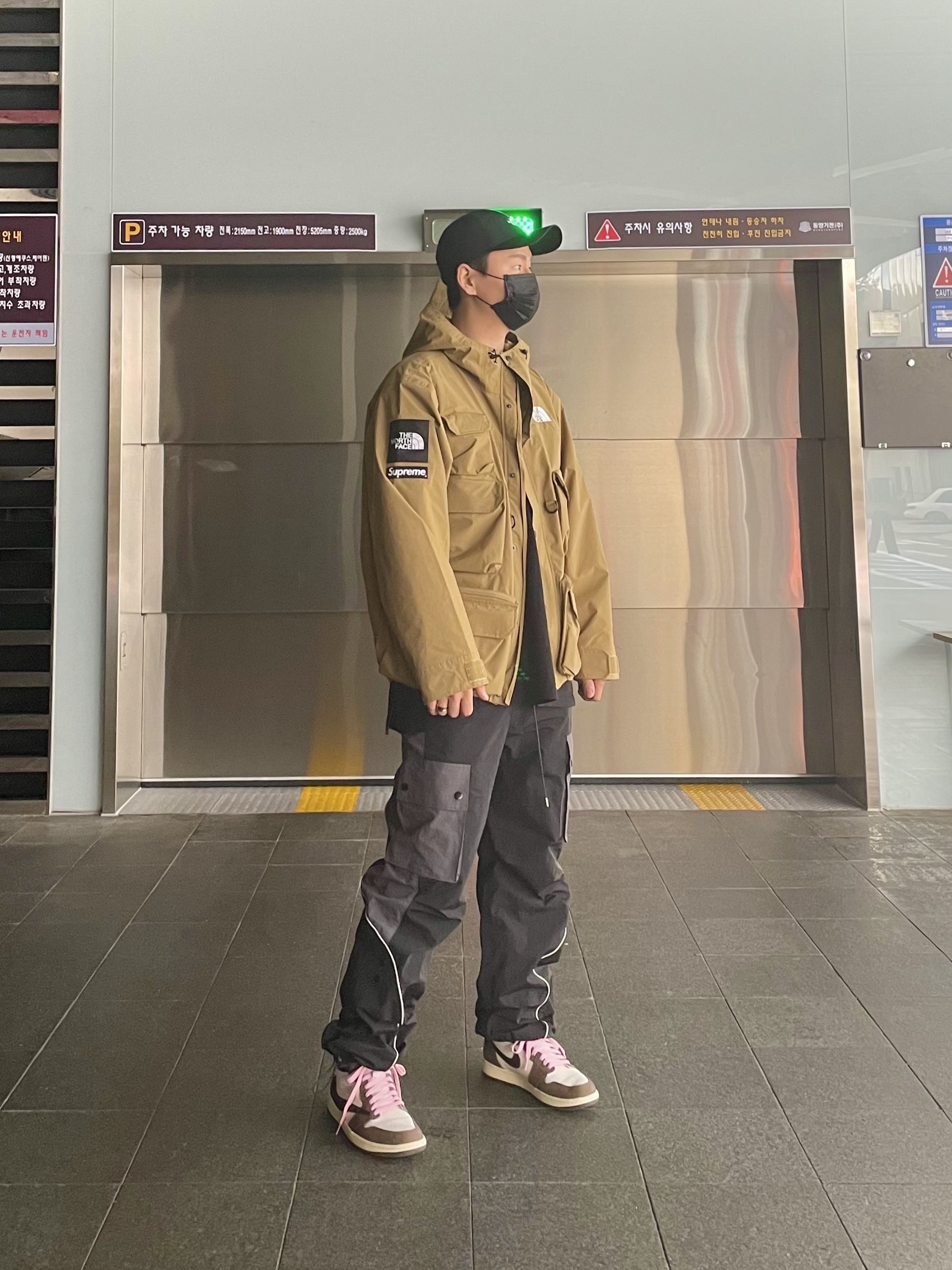 Supreme x The North Face Cargo Jacket Gold - 20SS, Jordan 1 x Travis Scott Retro High OG SP Mocha 착용 스타일 - 2