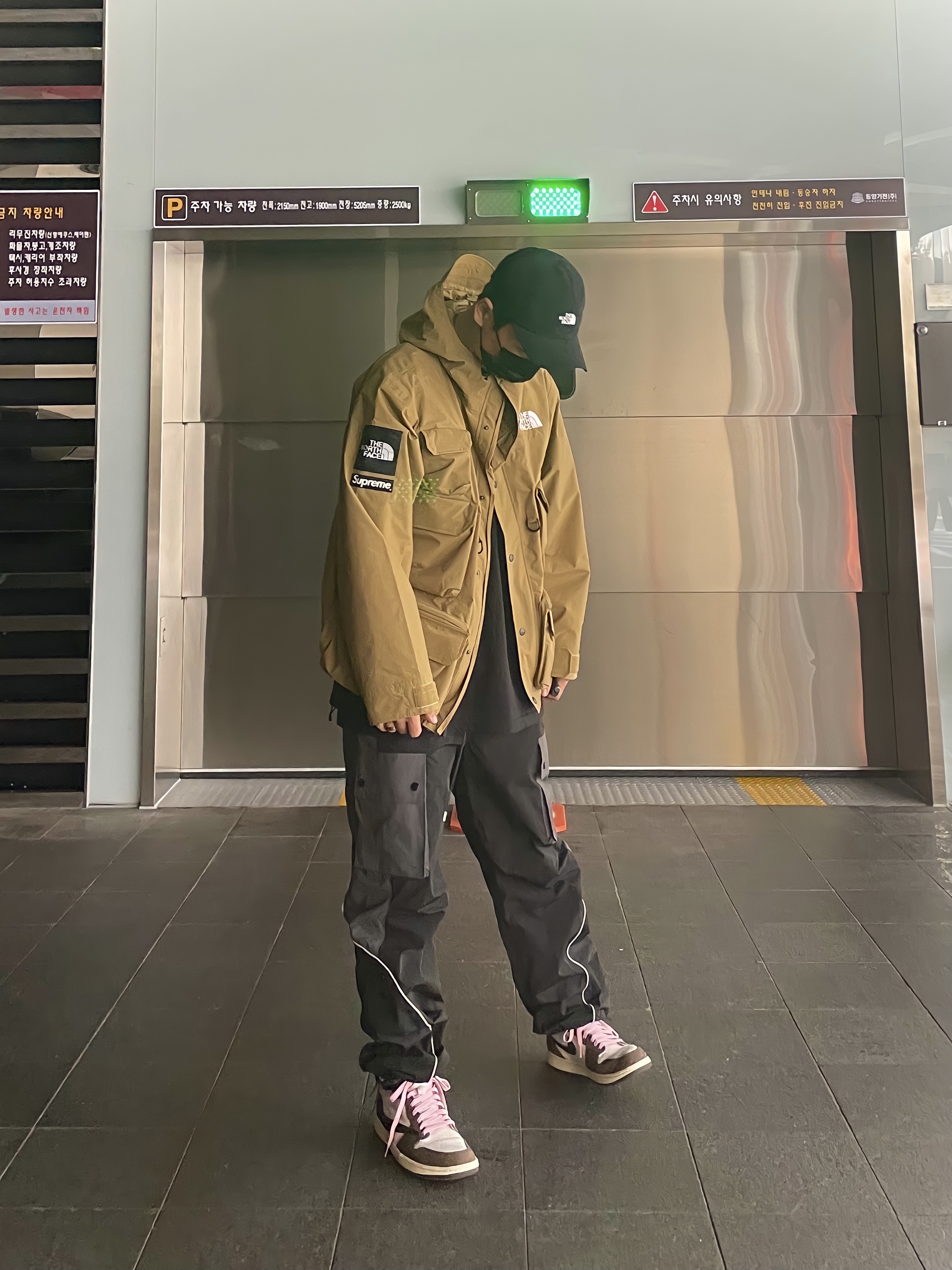 Supreme x The North Face Cargo Jacket Gold - 20SS, Jordan 1 x Travis Scott Retro High OG SP Mocha 착용 스타일 - 1