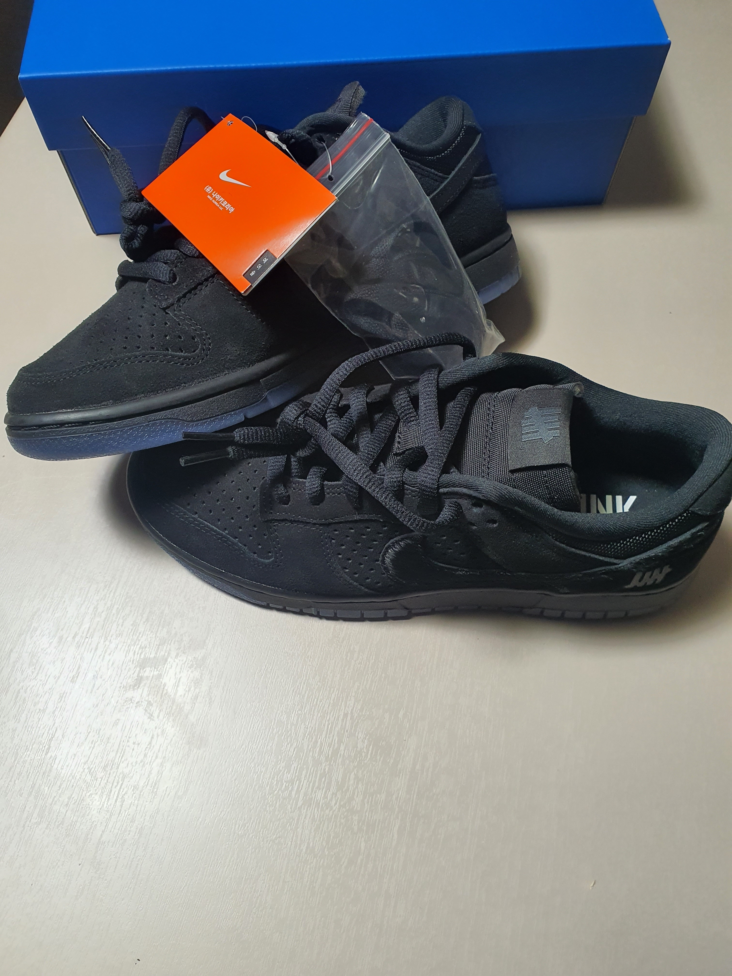 Nike x Undefeated Dunk Low SP 5 On It Black 착용 스타일 - 1