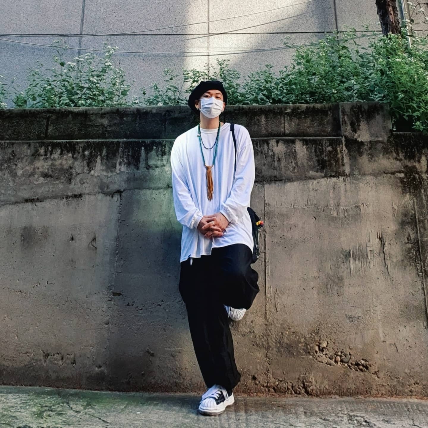 Maison Mihara Yasuhiro Blakey OG Sole Canvas Low-top Sneakers Black 착용 스타일 - 3
