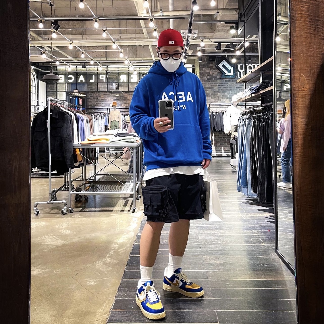 Nike x Undefeated Air Force 1 Low SP 5 On It Court Blue, Nike ACG Cargo Shorts Black - Asia 착용 스타일