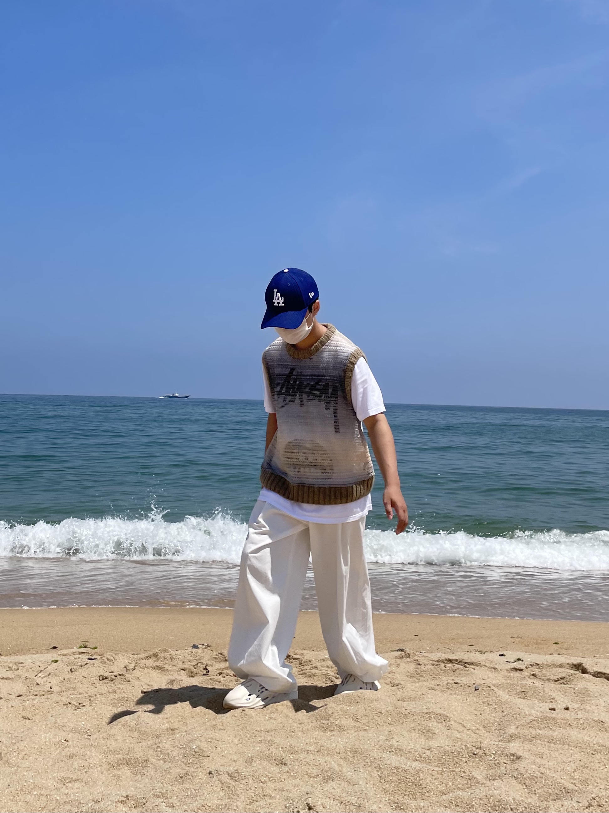 Adidas Yeezy Foam RNNR Sand, Stussy x Rick Owens 40 WT T-Shirt 착용 스타일 - 2