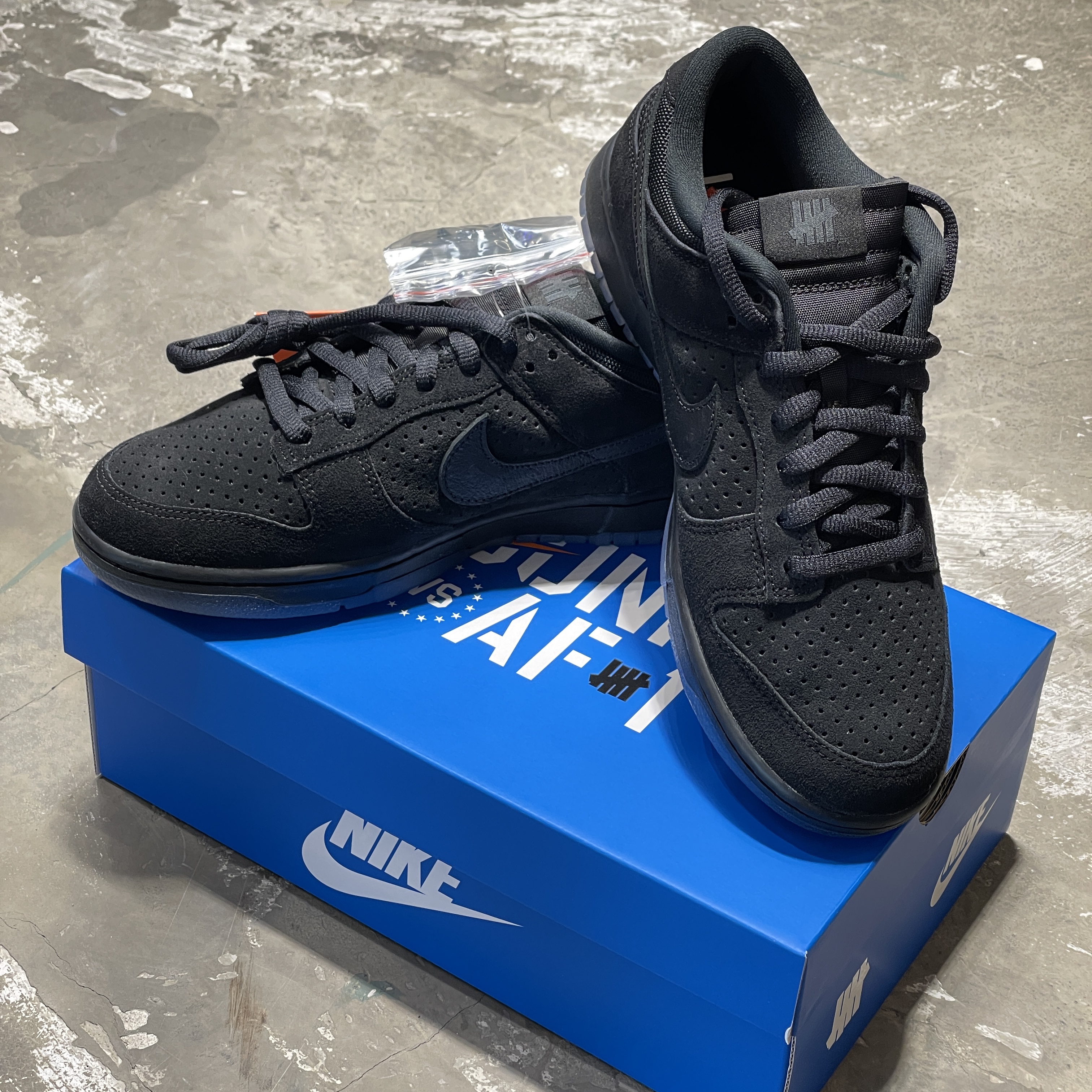 Nike x Undefeated Dunk Low SP 5 On It Black 착용 스타일 - 2