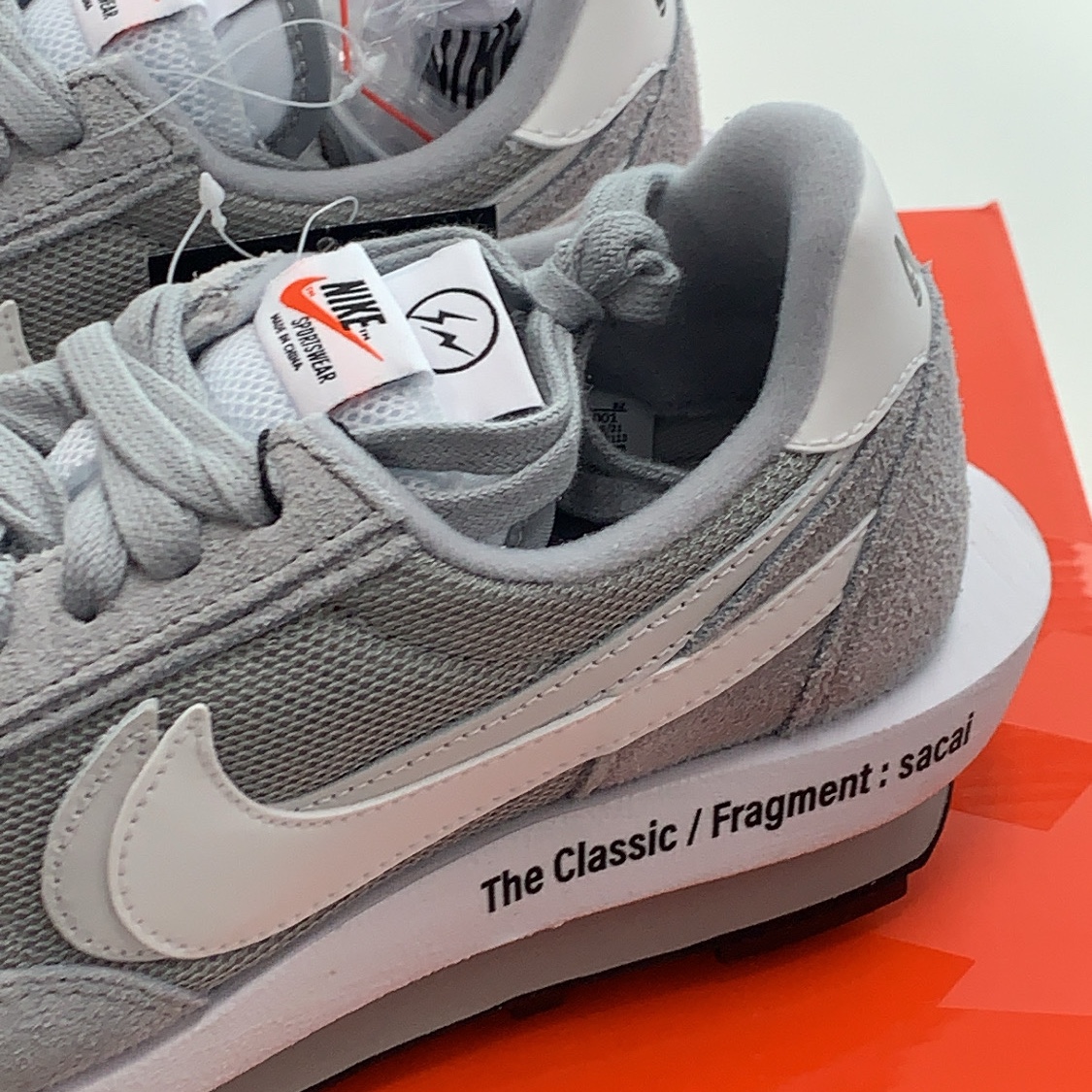 Nike x Sacai x Fragment LDWaffle Light Smoke Grey 착용 스타일 - 2