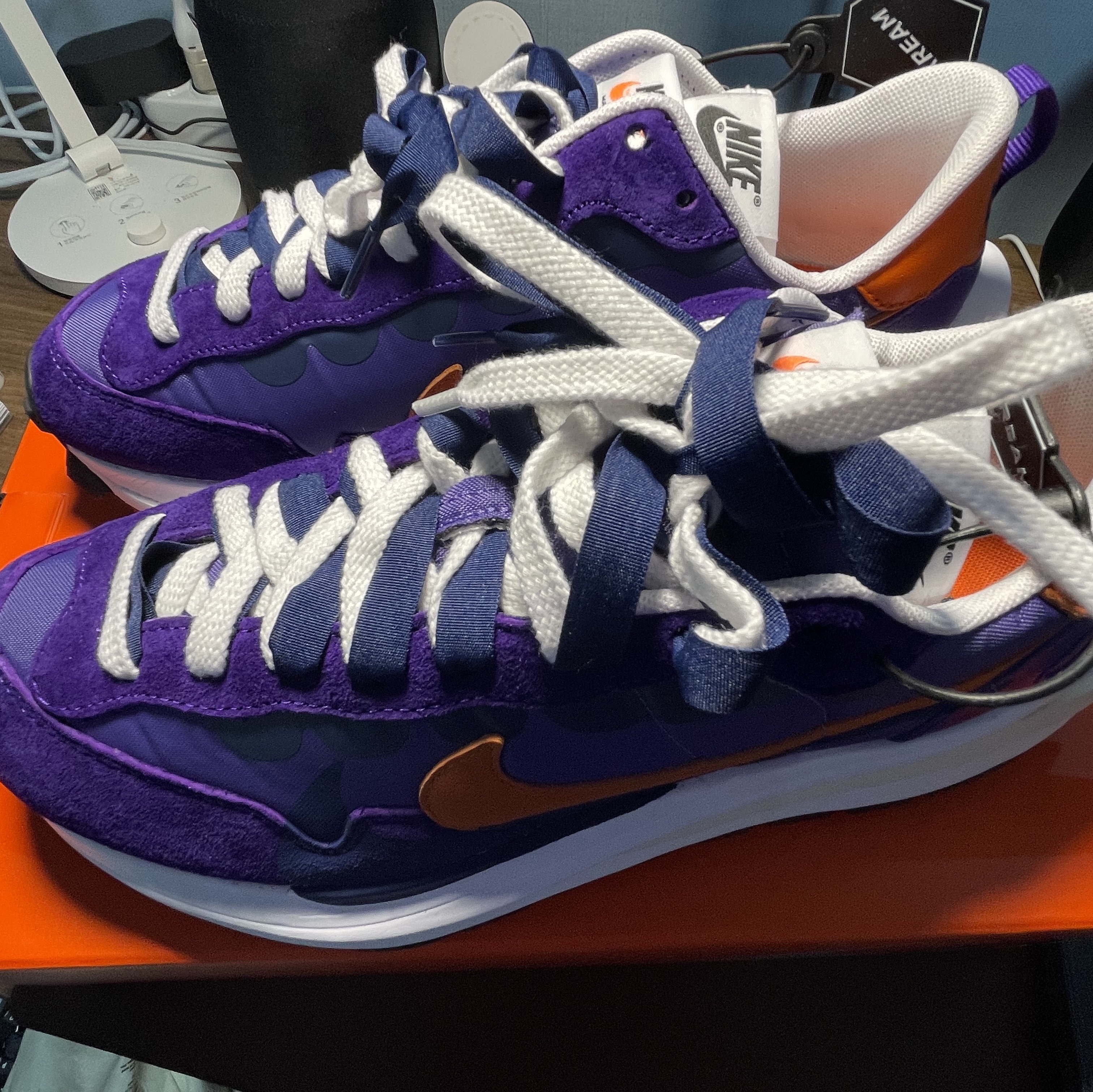 Nike x Sacai VaporWaffle Dark Iris 착용 스타일 - 1