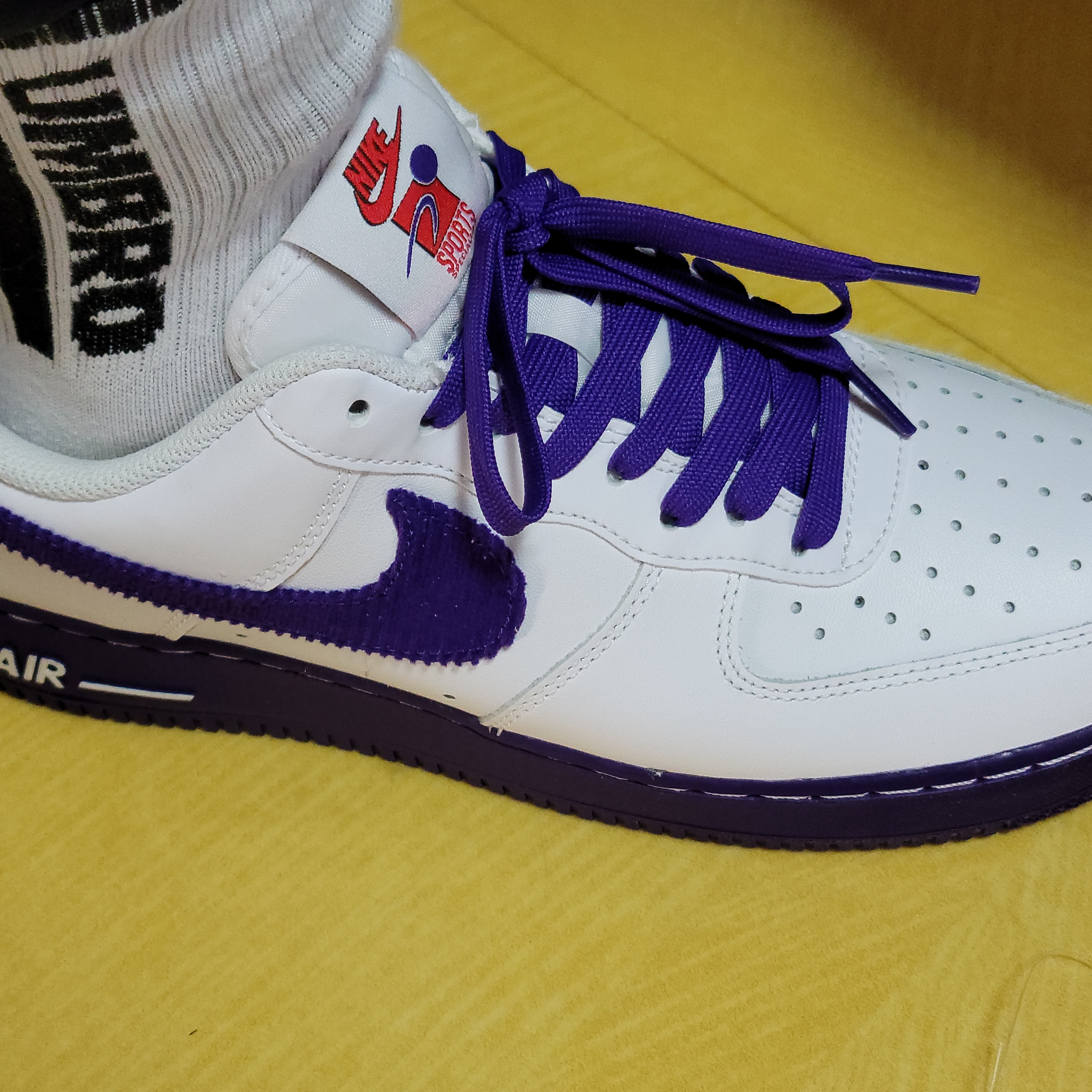 Nike Air Force 1 '07 LV8 EMB White and Court Purple 착용 스타일 - 2