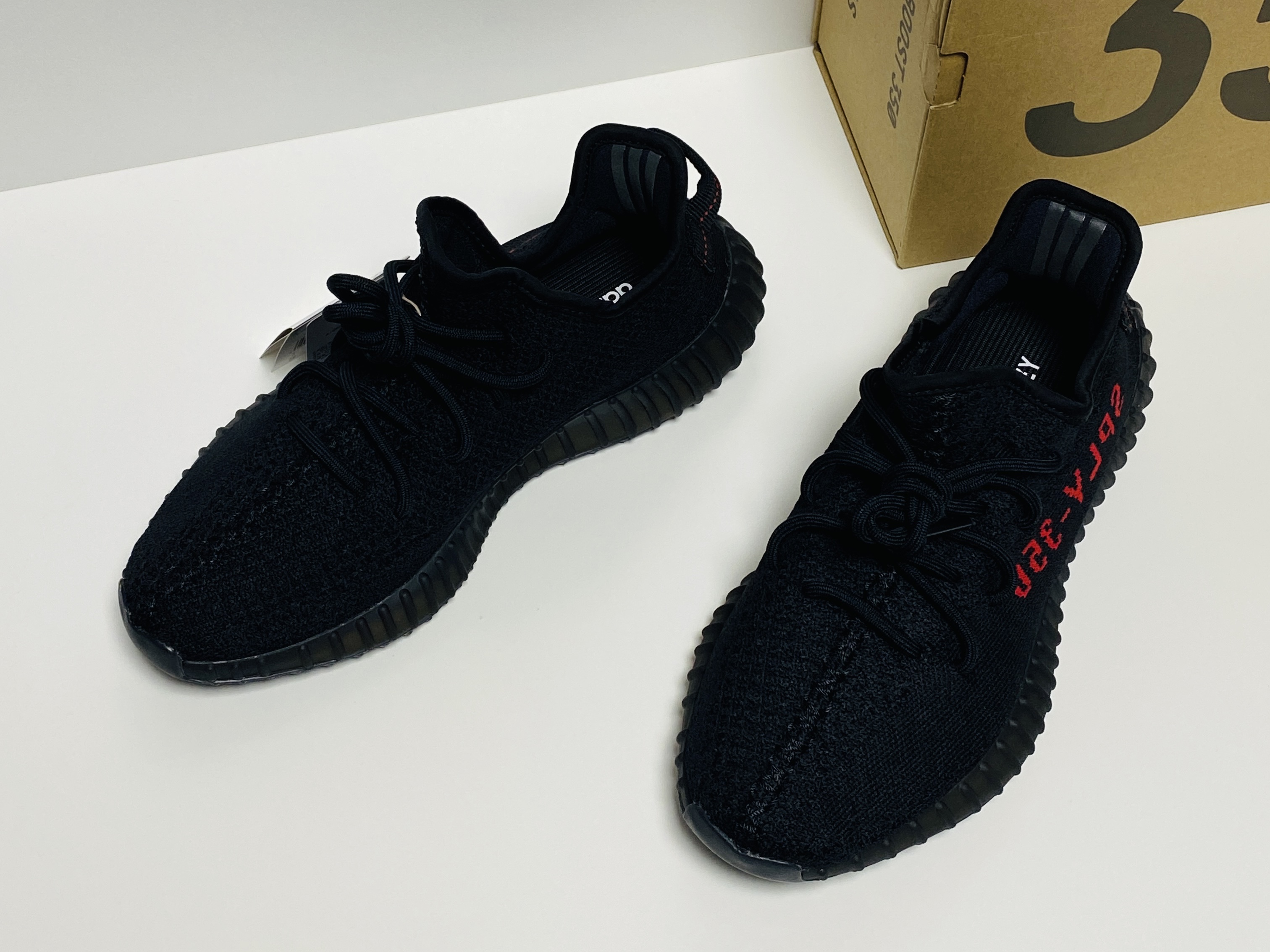 Adidas Yeezy Boost 350 V2 Black Red 2020 착용 스타일 - 2