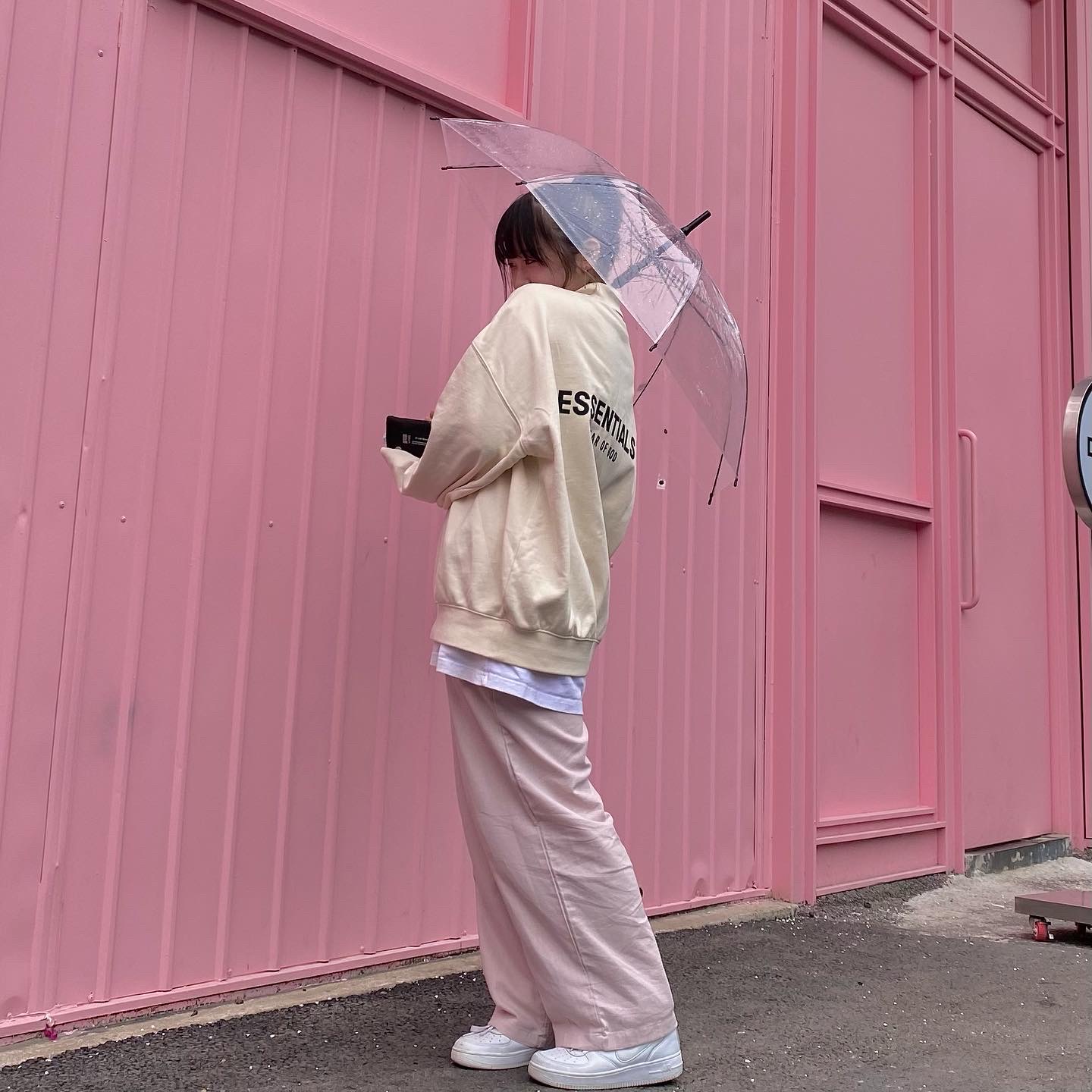 Essentials Long Sleeve French Terry Polo Cream - 21SS, Nike Air Force 1 Mid '07 White 착용 스타일 - 1