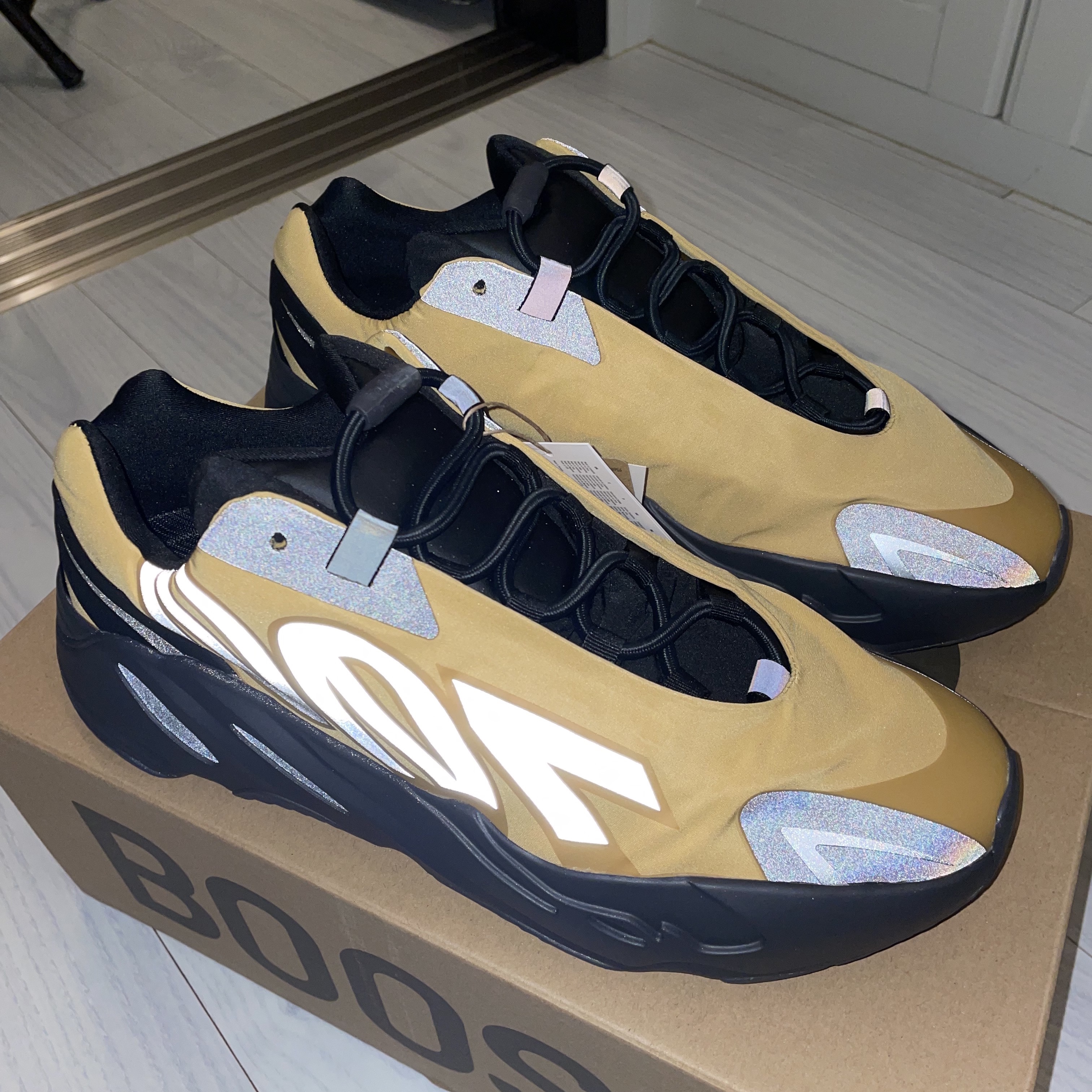 Adidas Yeezy Boost 700 MNVN Honey Flux 착용 스타일