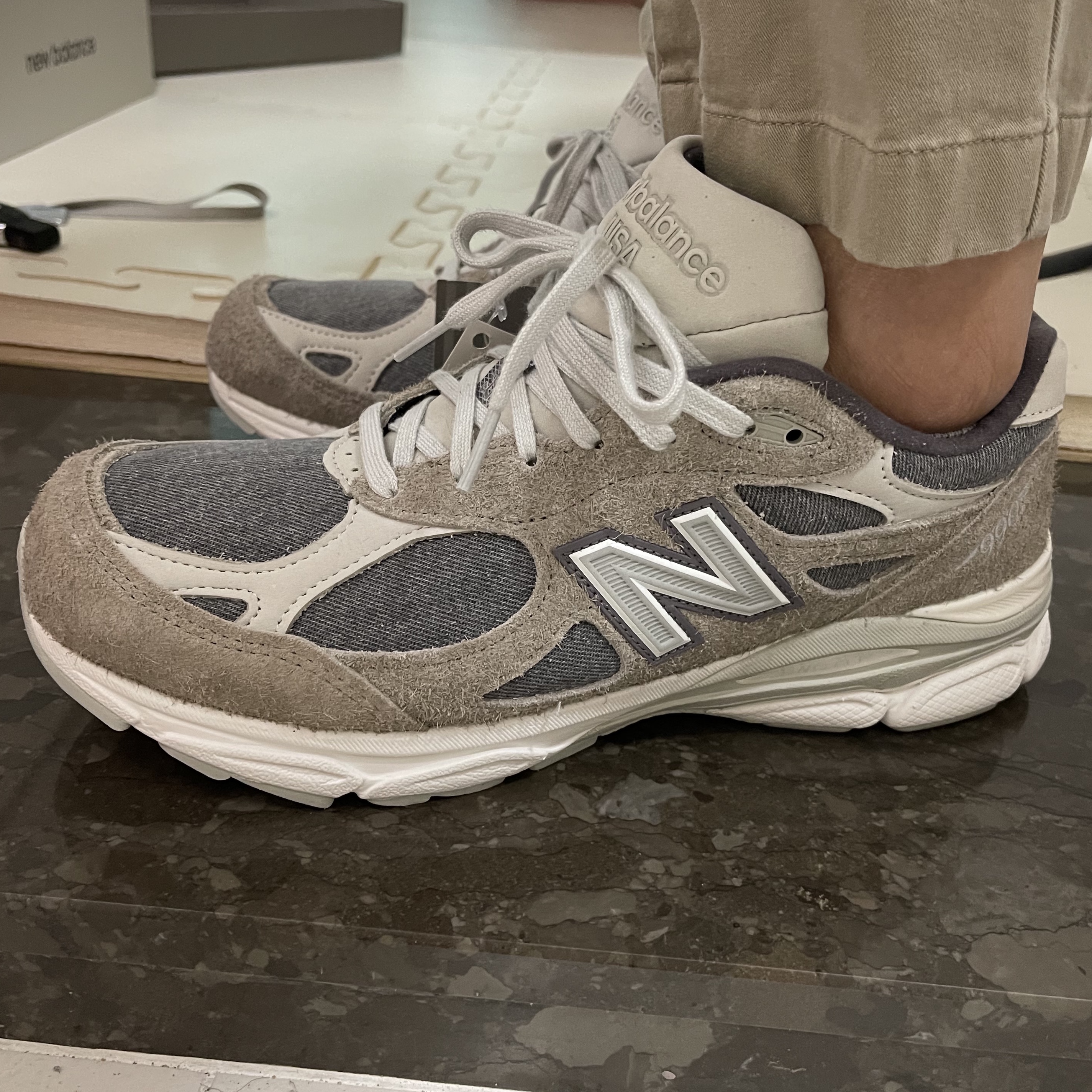 New Balance x Levi's 990v3 Grey (Levi's Tag) 착용 스타일 - 2