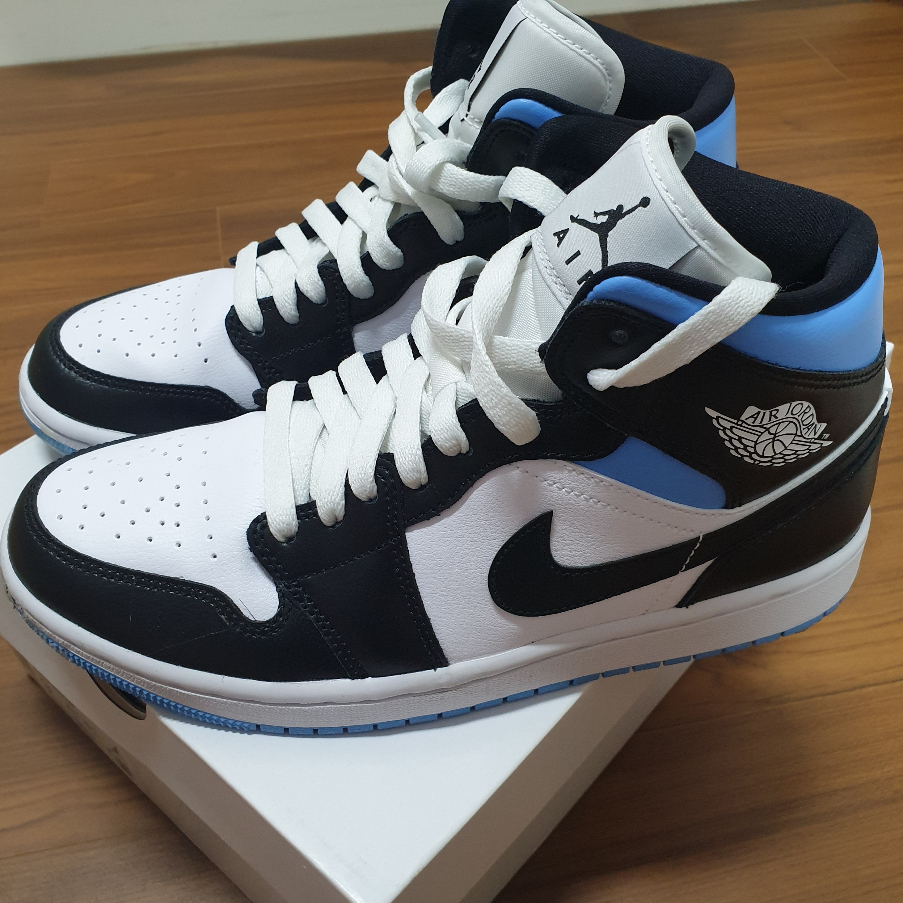 (W) Jordan 1 Mid White Black University Blue 착용 스타일 - 1