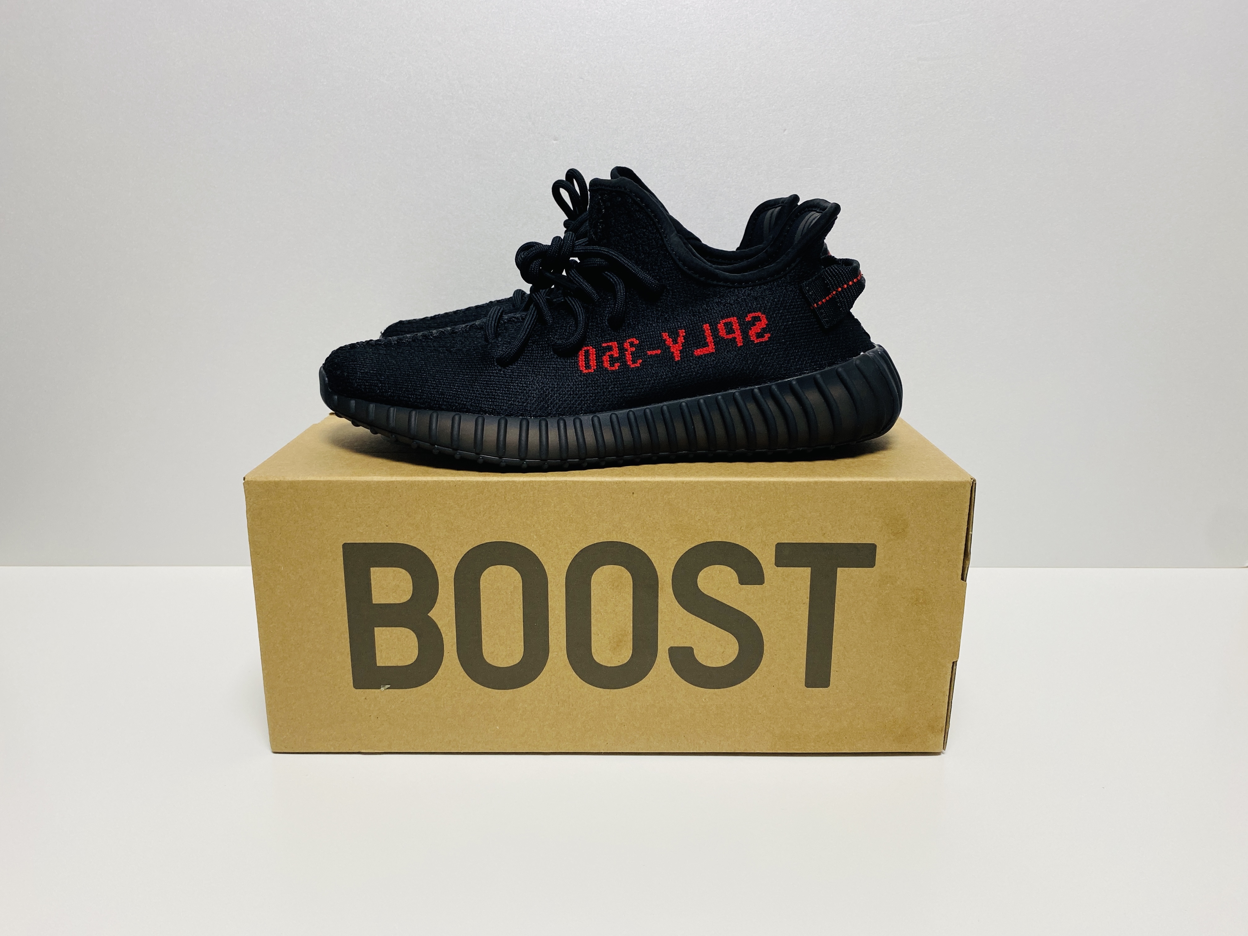 Adidas Yeezy Boost 350 V2 Black Red 2020 착용 스타일 - 1