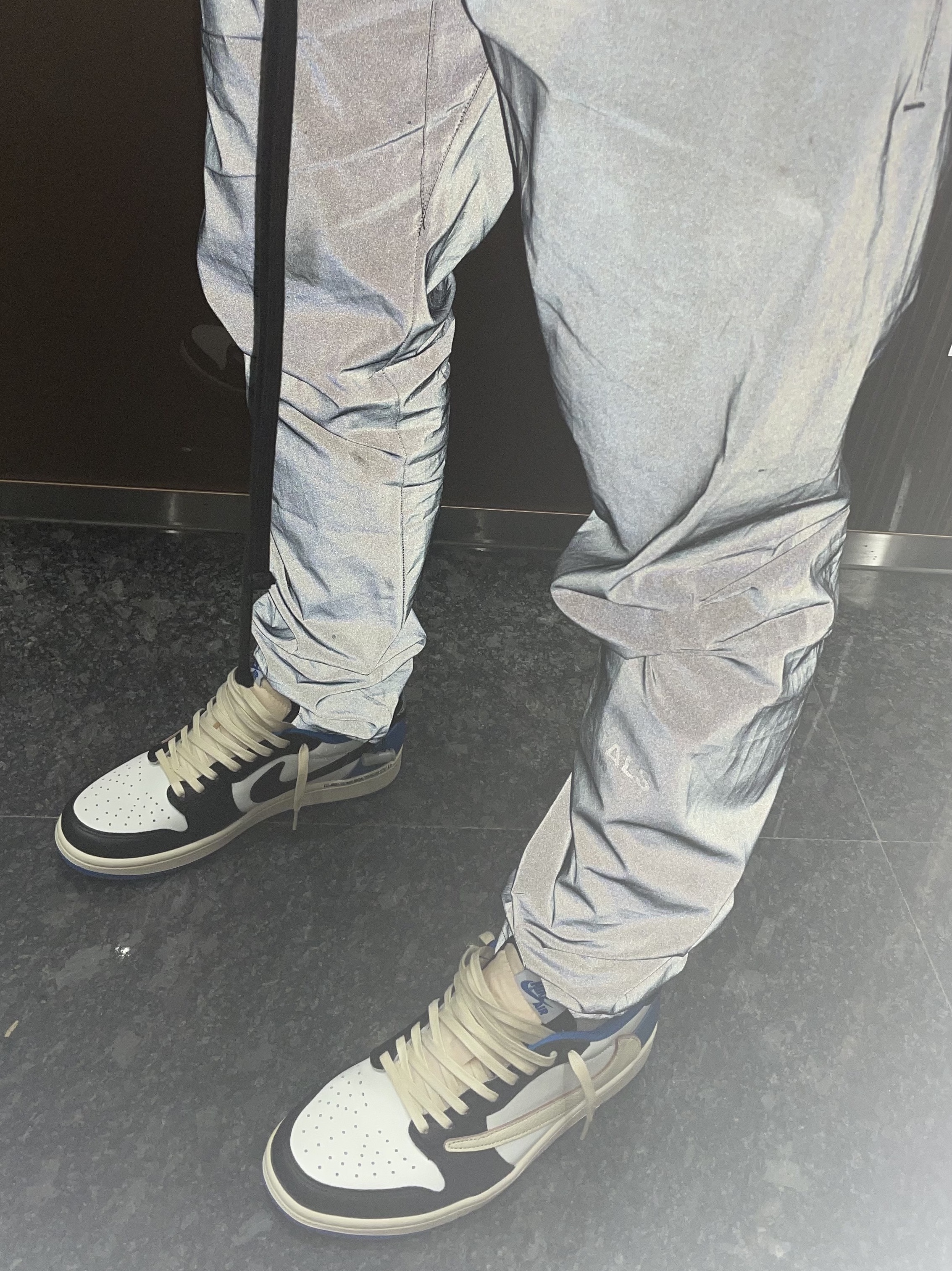 Essentials Track Pants Reflective Black - 20FW, Jordan 1 x Travis Scott x Fragment Retro Low OG SP Military Blue 착용 스타일