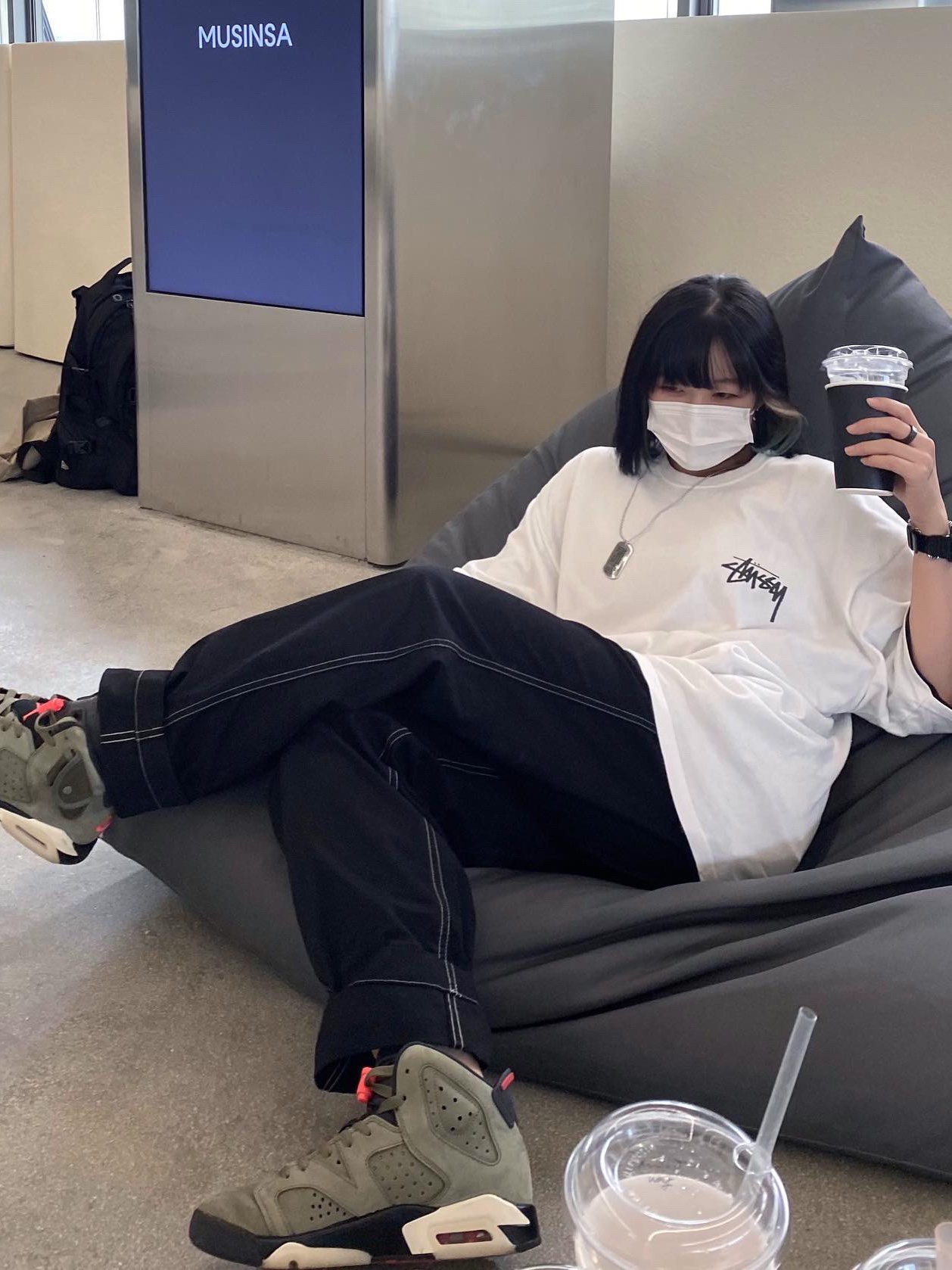 Jordan 6 x Travis Scott Retro Olive, Stussy Reflection T-Shirt White 착용 스타일 - 1