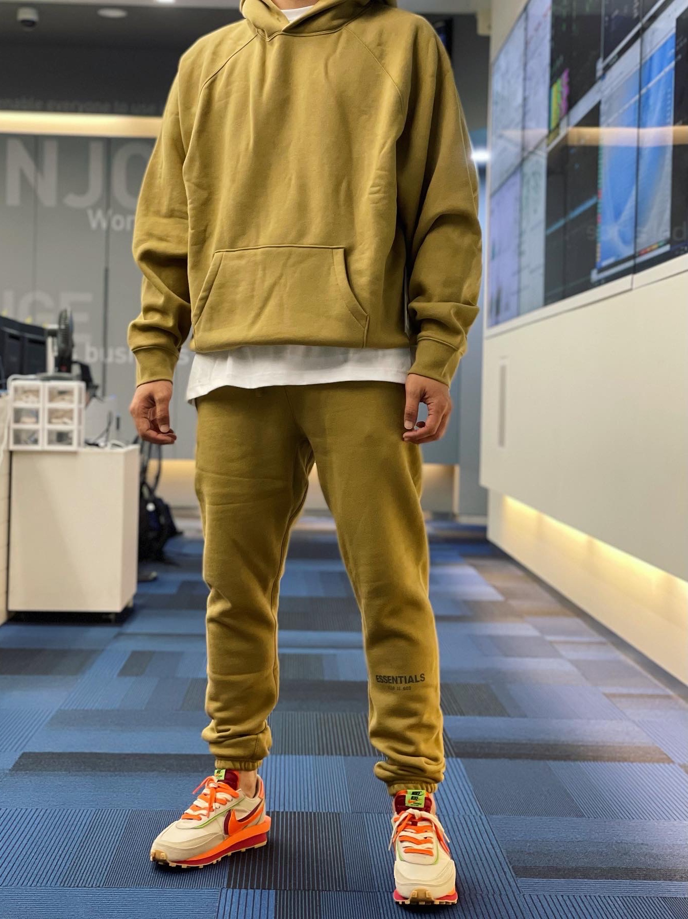 Essentials Pull-Over Hoodie Amber - 21FW, Essentials Sweatpants Amber - 21FW 착용 스타일 - 1