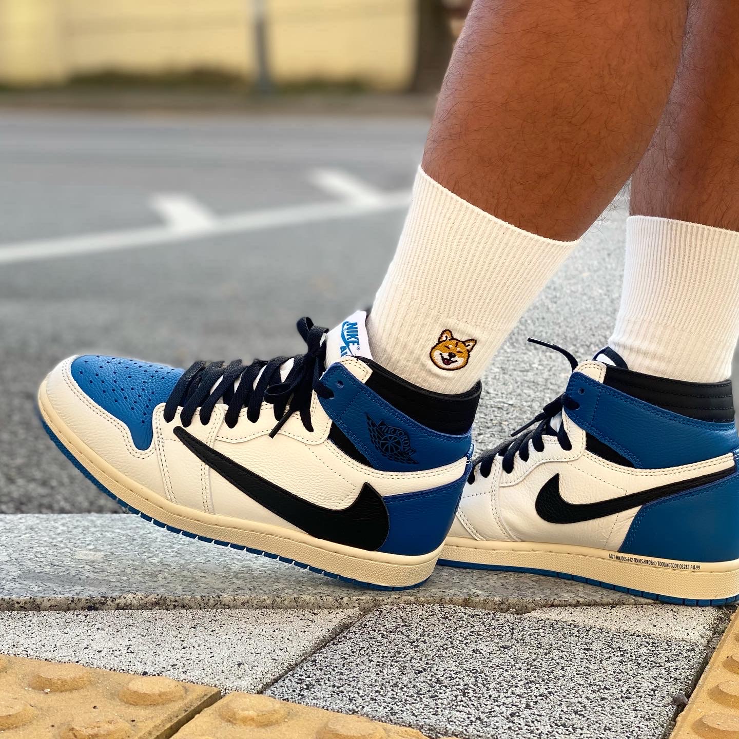 Jordan 1 x Travis Scott x Fragment Retro High OG SP Military Blue 착용 스타일 - 2