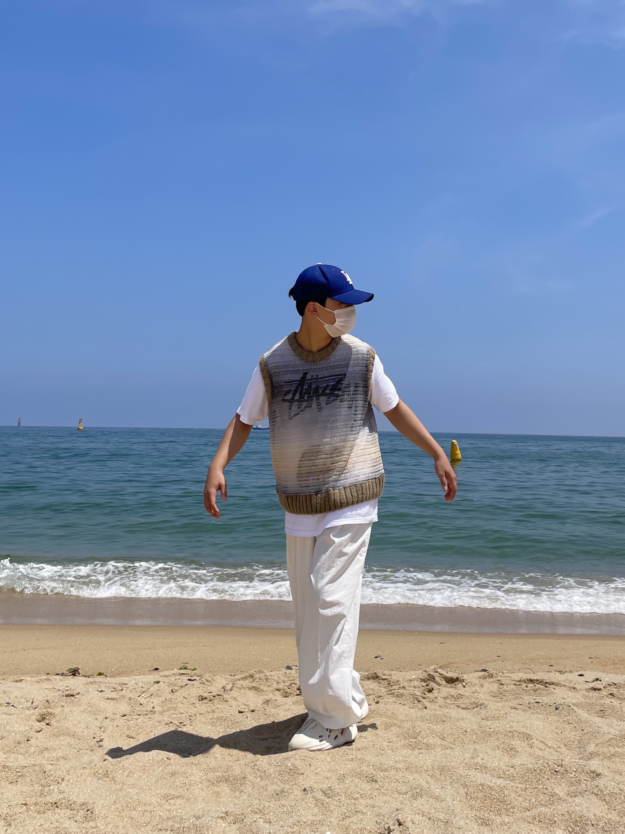 Adidas Yeezy Foam RNNR Sand, Stussy x Rick Owens 40 WT T-Shirt 착용 스타일 - 3