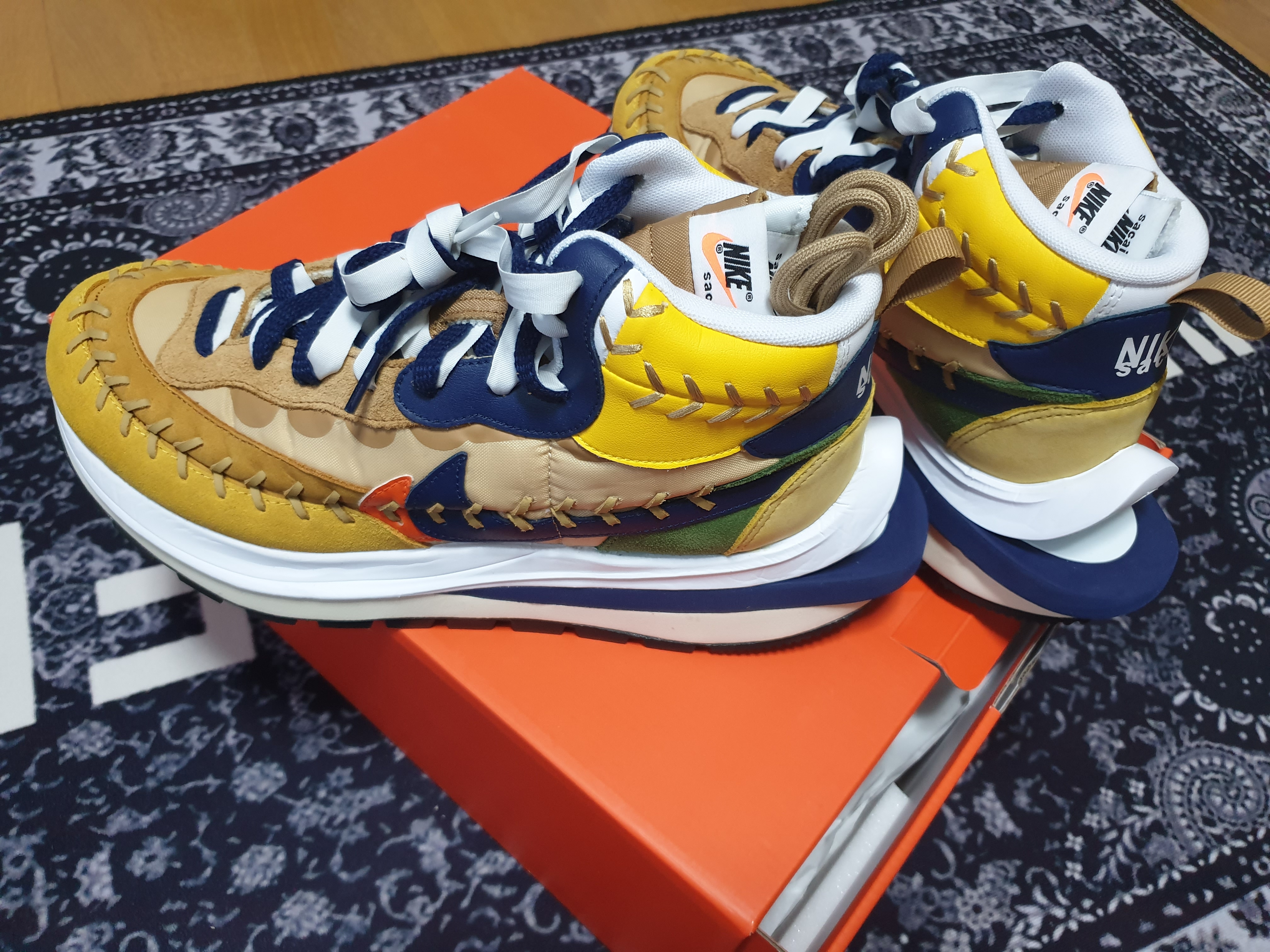 Nike x Sacai x Jean Paul Gaultier VaporWaffle Sesame Blue Void 착용 스타일 - 3
