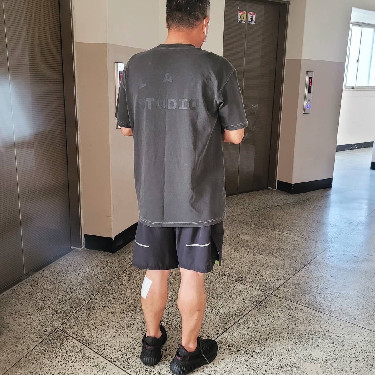 IAB Studio Pigment T-Shirt Black, Adidas Yeezy Boost 350 V2 Black - Reflective 착용 스타일