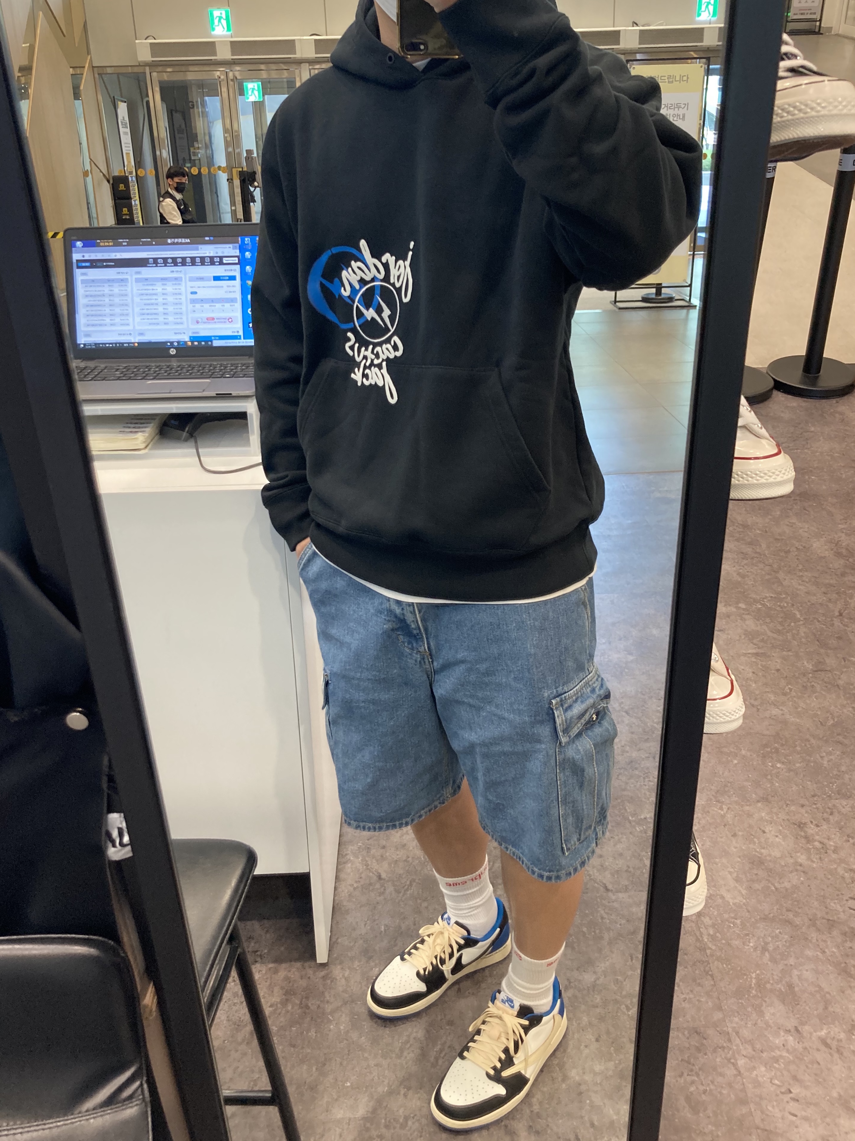 Jordan 1 x Travis Scott x Fragment Retro Low OG SP Military Blue, Jordan x Travis Scott x Fragment Hoodie Black (DJ0615-010) 착용 스타일