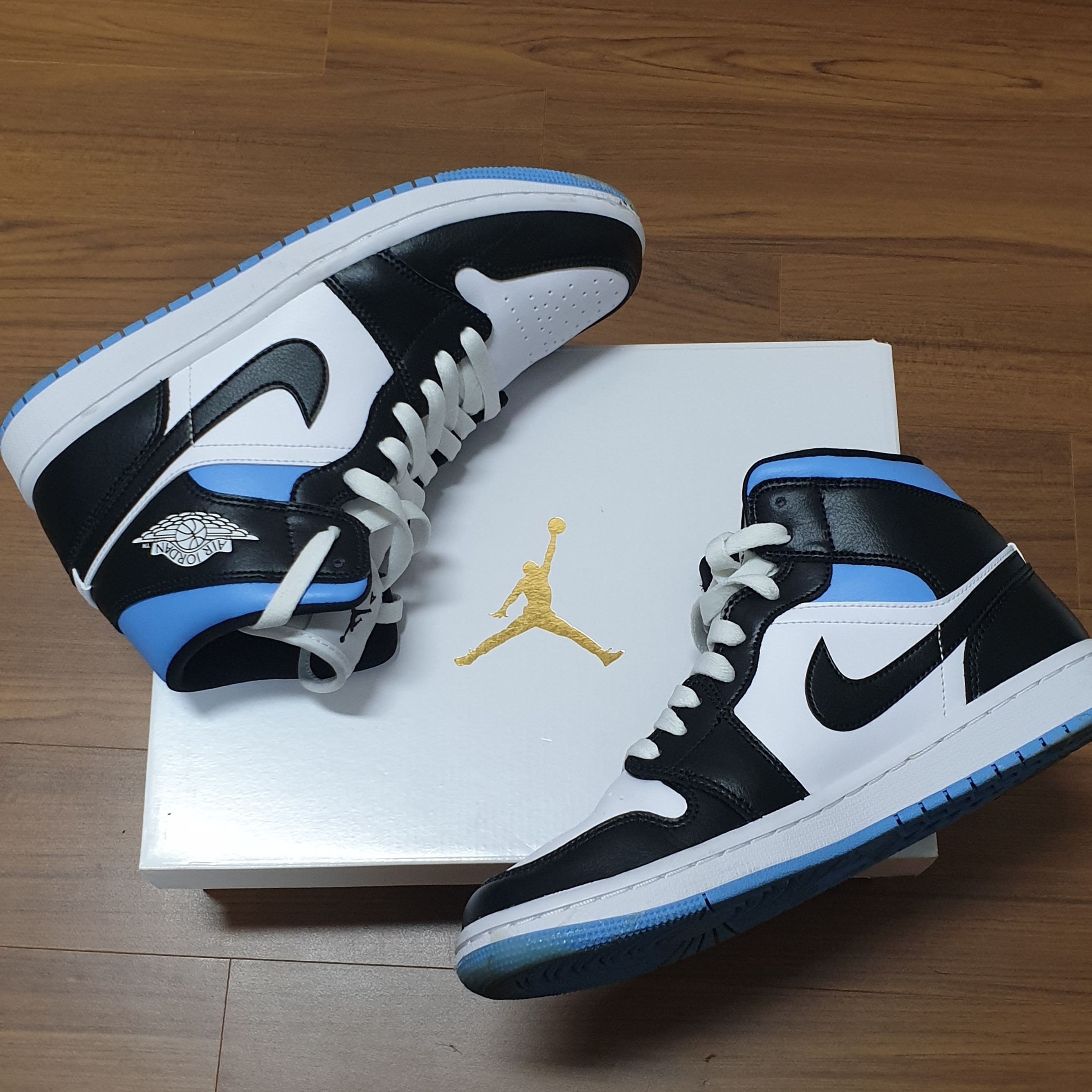 (W) Jordan 1 Mid White Black University Blue 착용 스타일 - 3