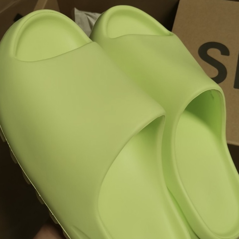 Adidas Yeezy Slide Glow Green 착용 스타일