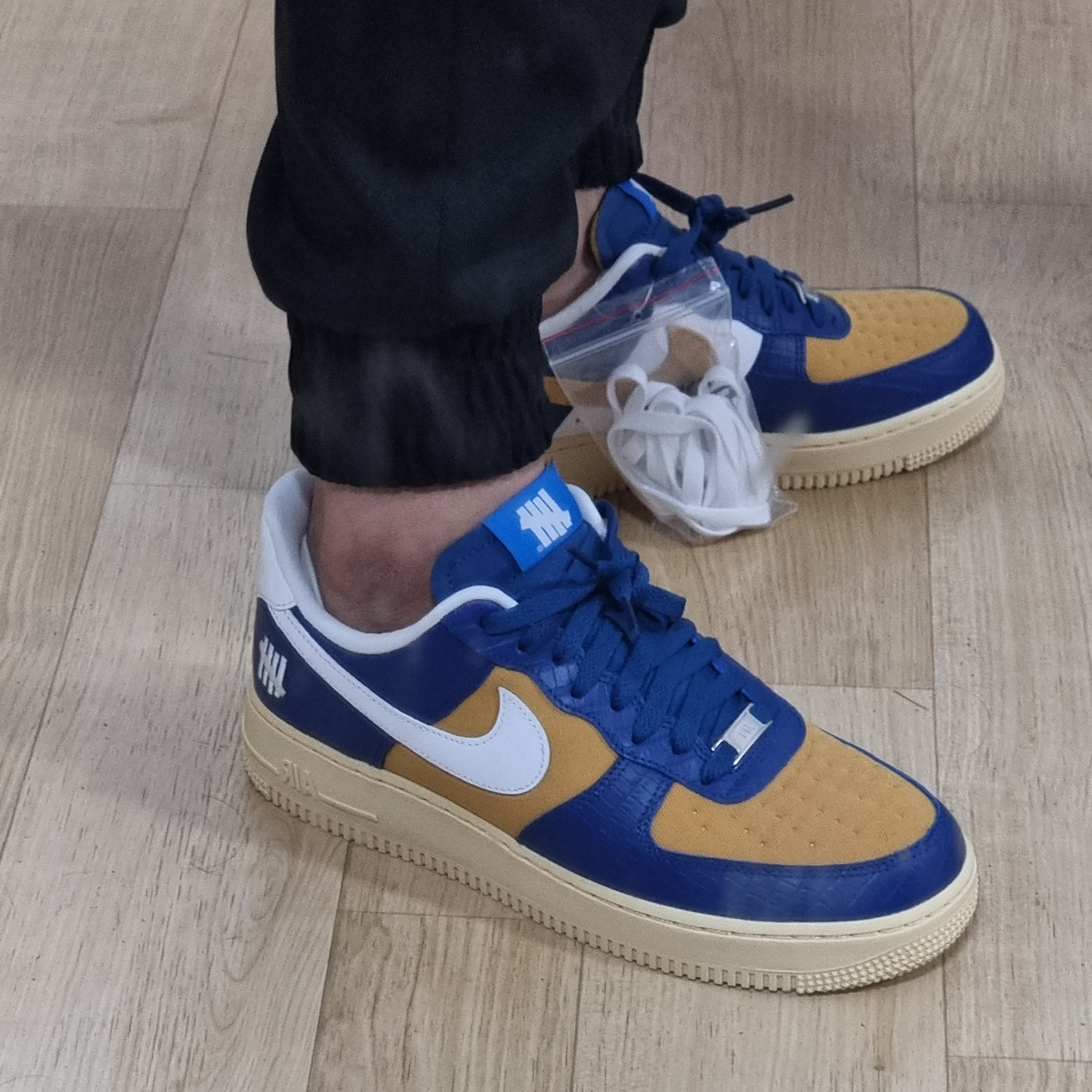 Nike x Undefeated Air Force 1 Low SP 5 On It Court Blue 착용 스타일 - 5