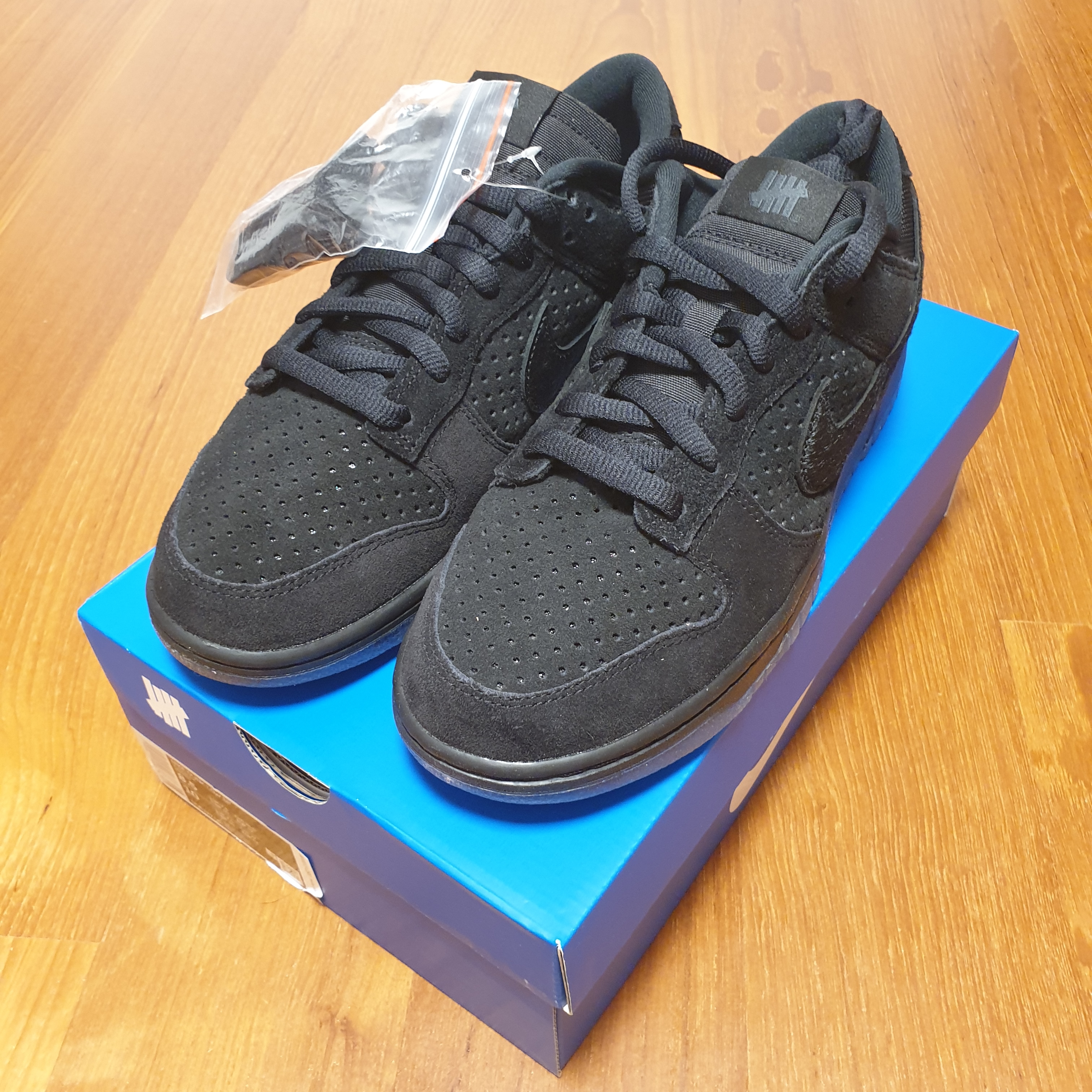 Nike x Undefeated Dunk Low SP 5 On It Black 착용 스타일 - 2