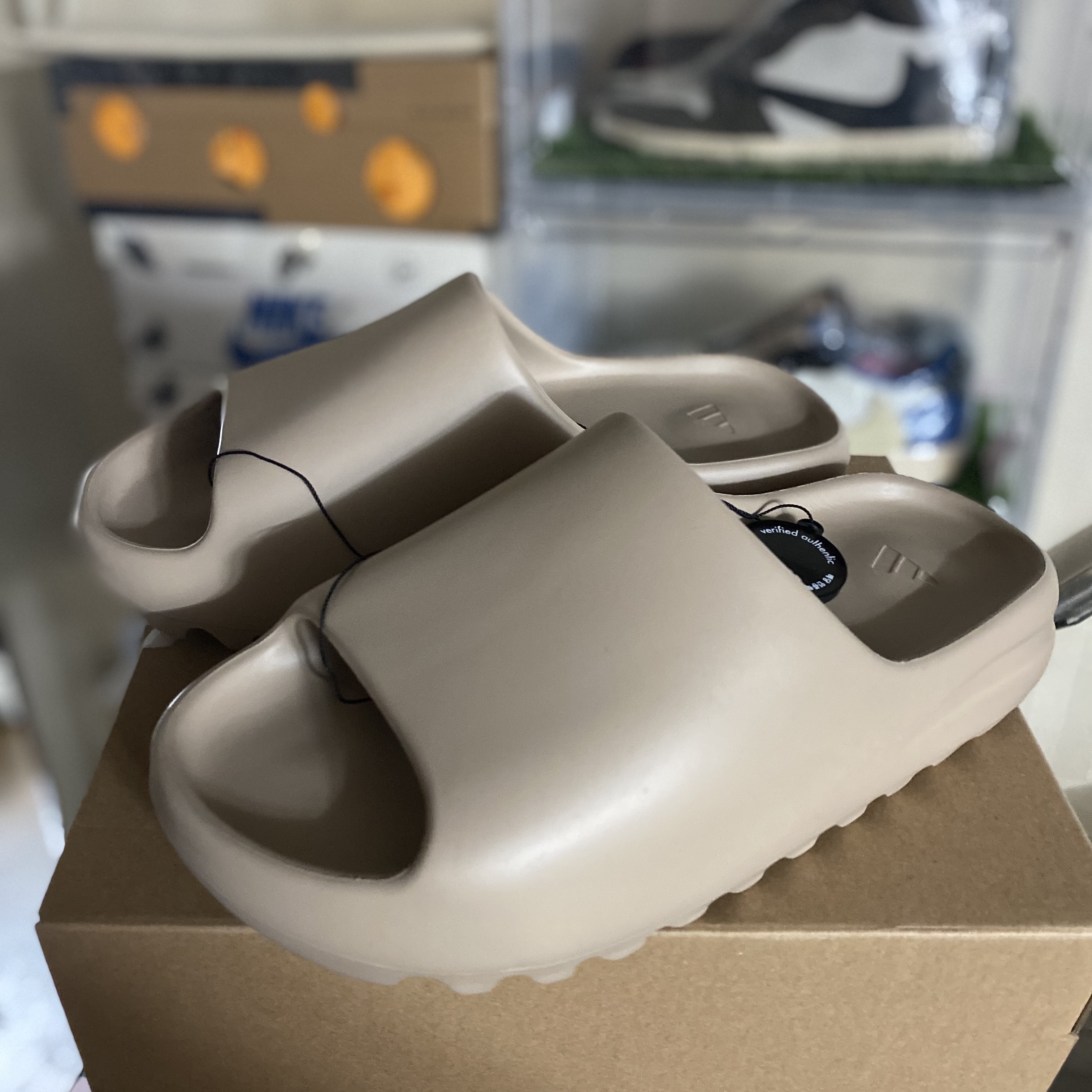 Adidas Yeezy Slide Pure 착용 스타일
