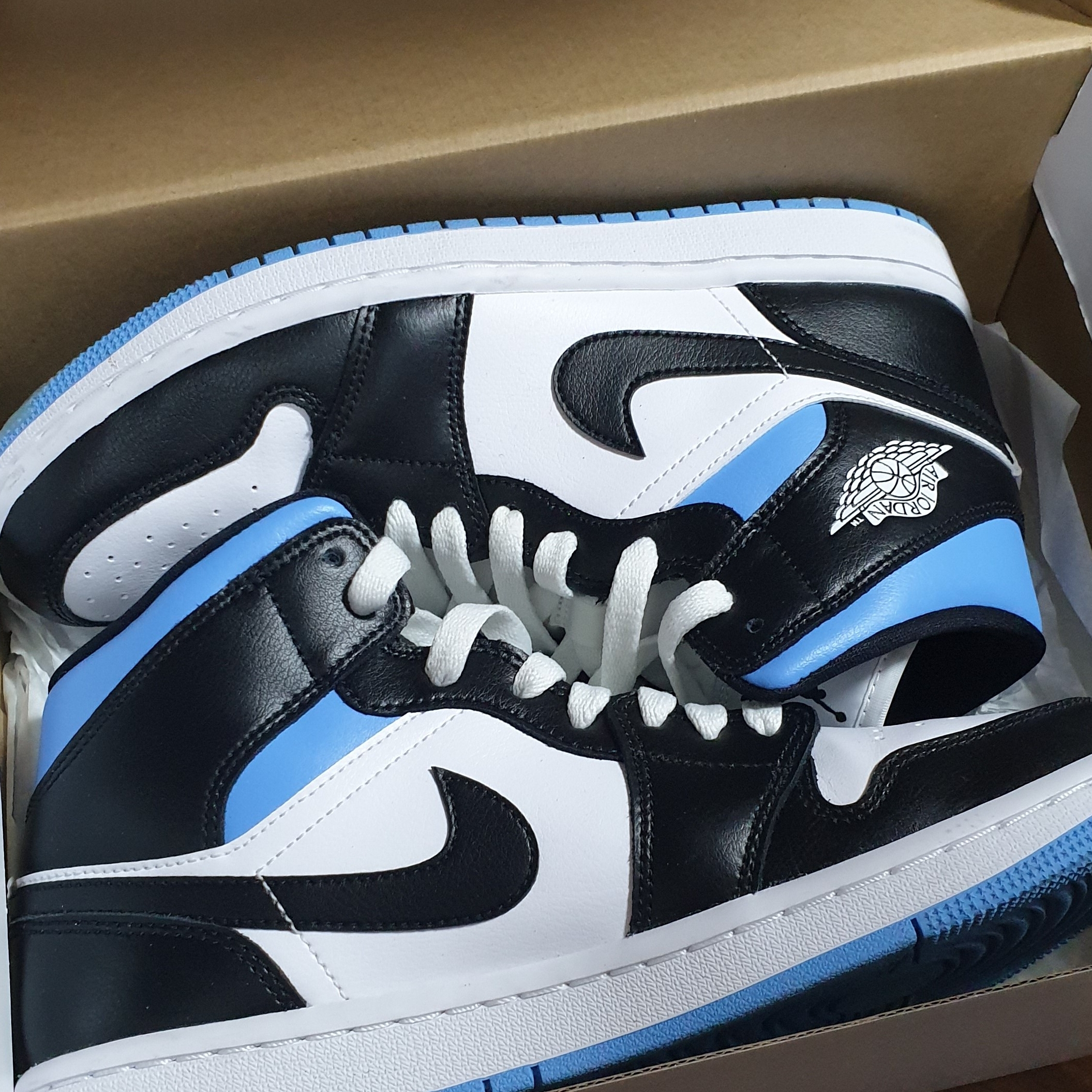 (W) Jordan 1 Mid White Black University Blue 착용 스타일 - 2