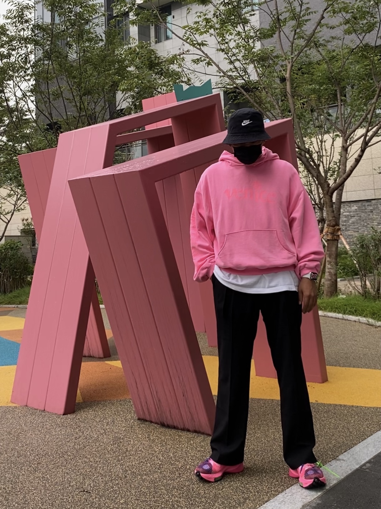 Nike x Off-White Air Zoom Tempo Next% Pink Glow, Nike Futura Washed Bucket Hat Black 착용 스타일