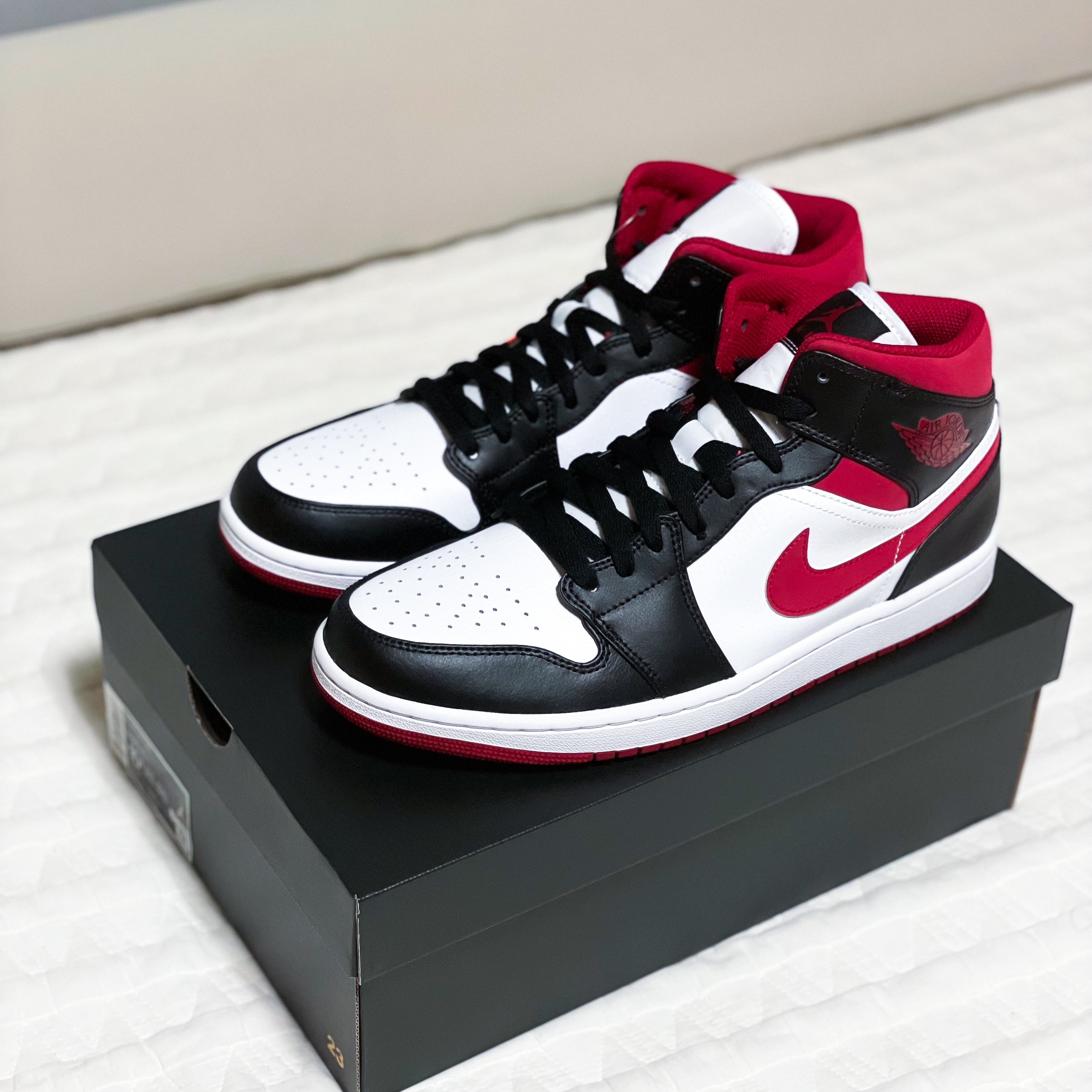 Jordan 1 Mid Gym Red Black White 착용 스타일 - 2