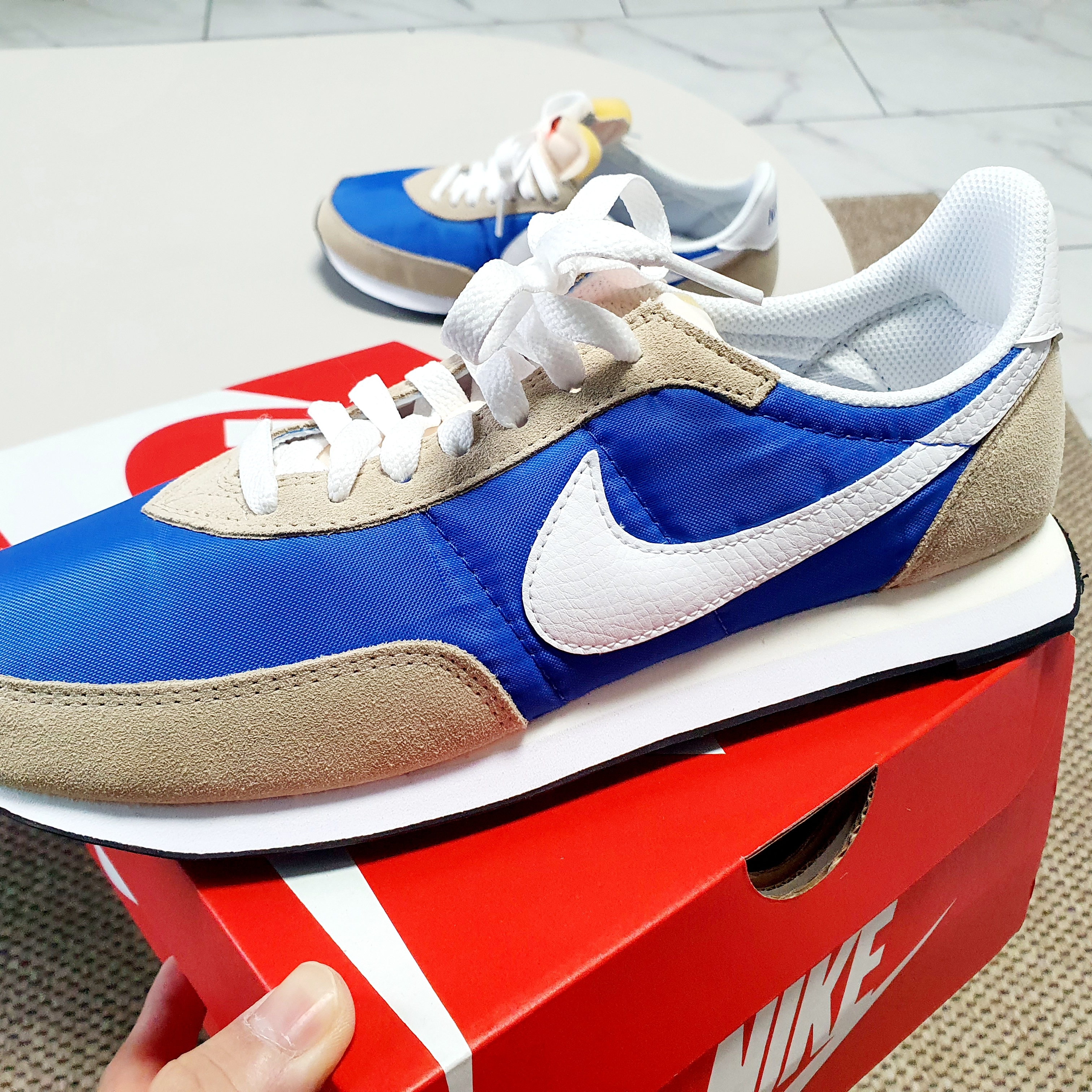 Nike Waffle Trainer 2 Hyper Royal Rattan 착용 스타일 - 2