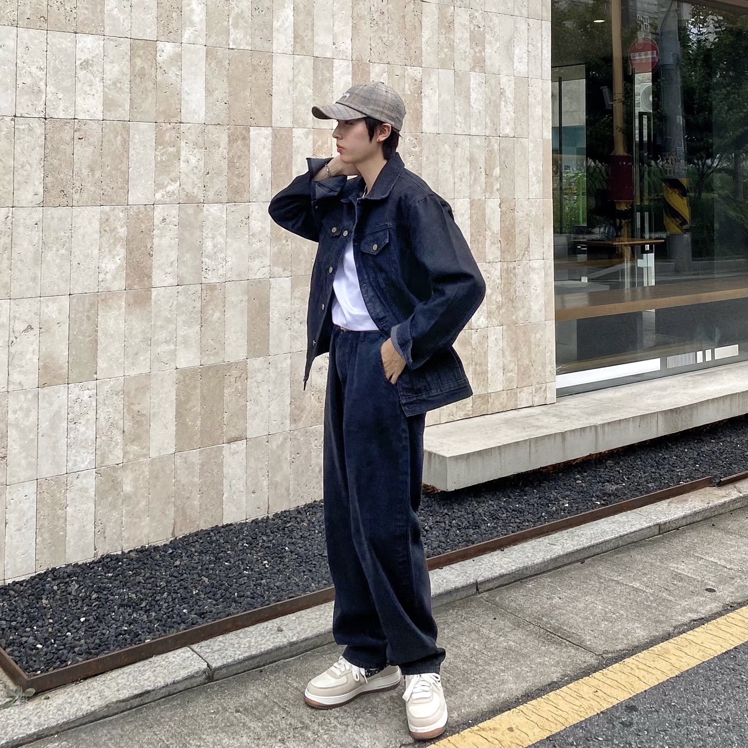 Nike Air Force 1 '07 LV8 Paisley Swoosh 착용 스타일