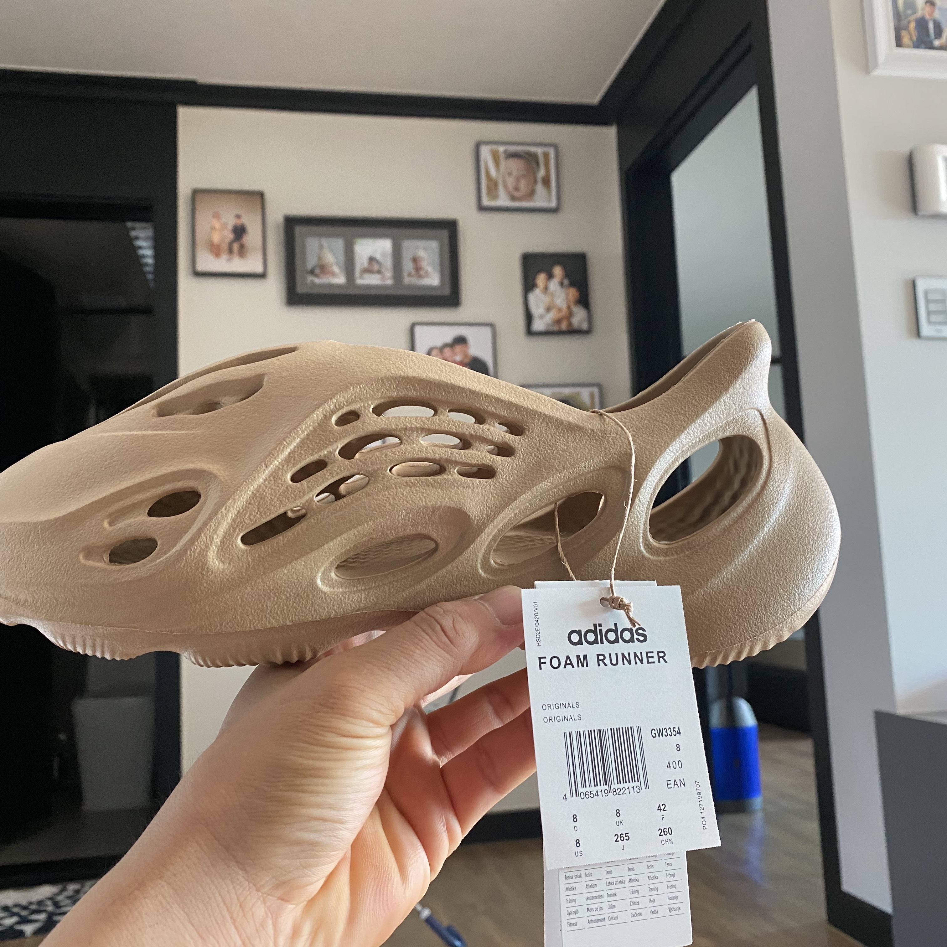 Adidas Yeezy Foam RNNR Ochre 착용 스타일 - 2