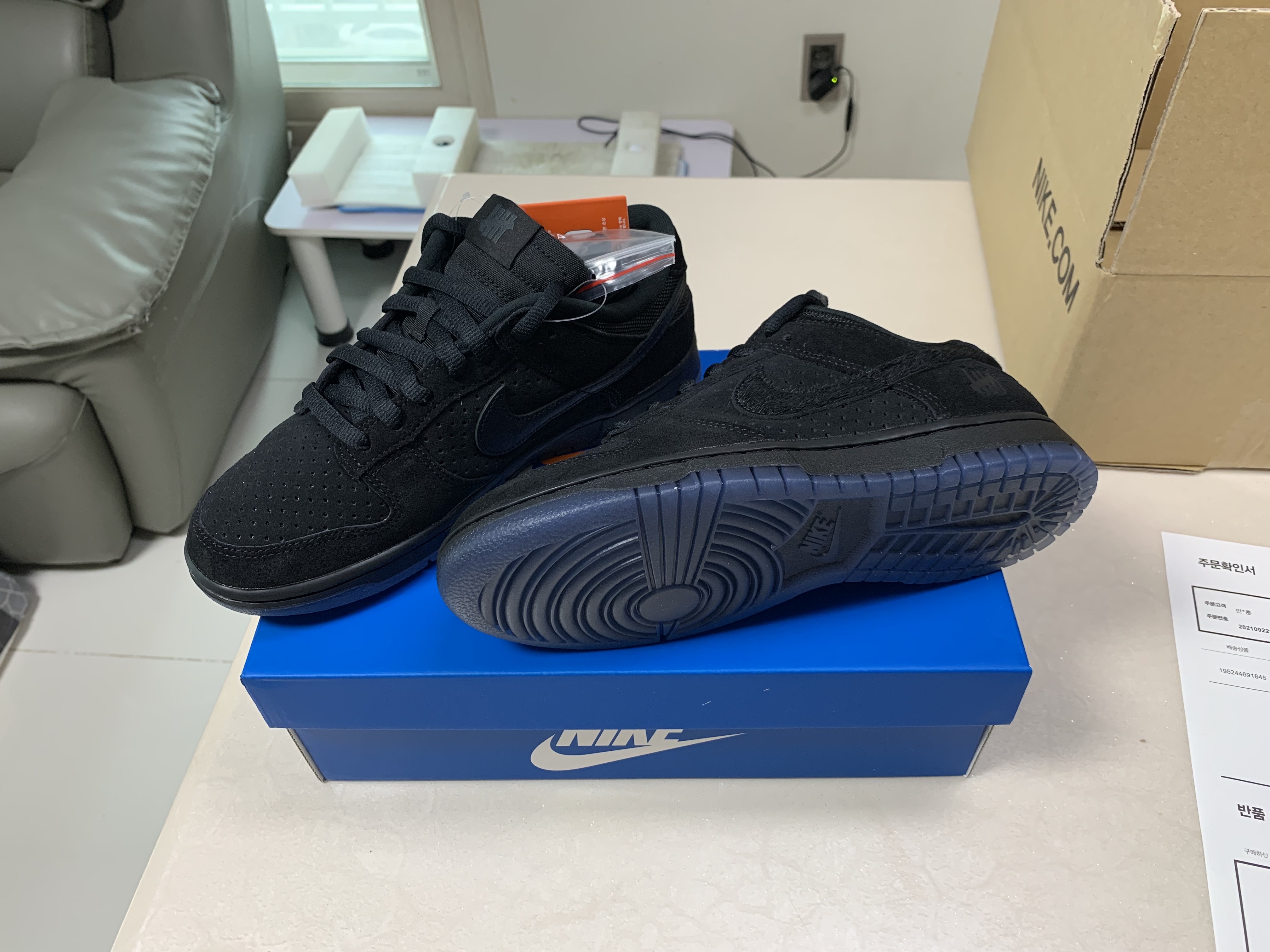 Nike x Undefeated Dunk Low SP 5 On It Black 착용 스타일 - 2