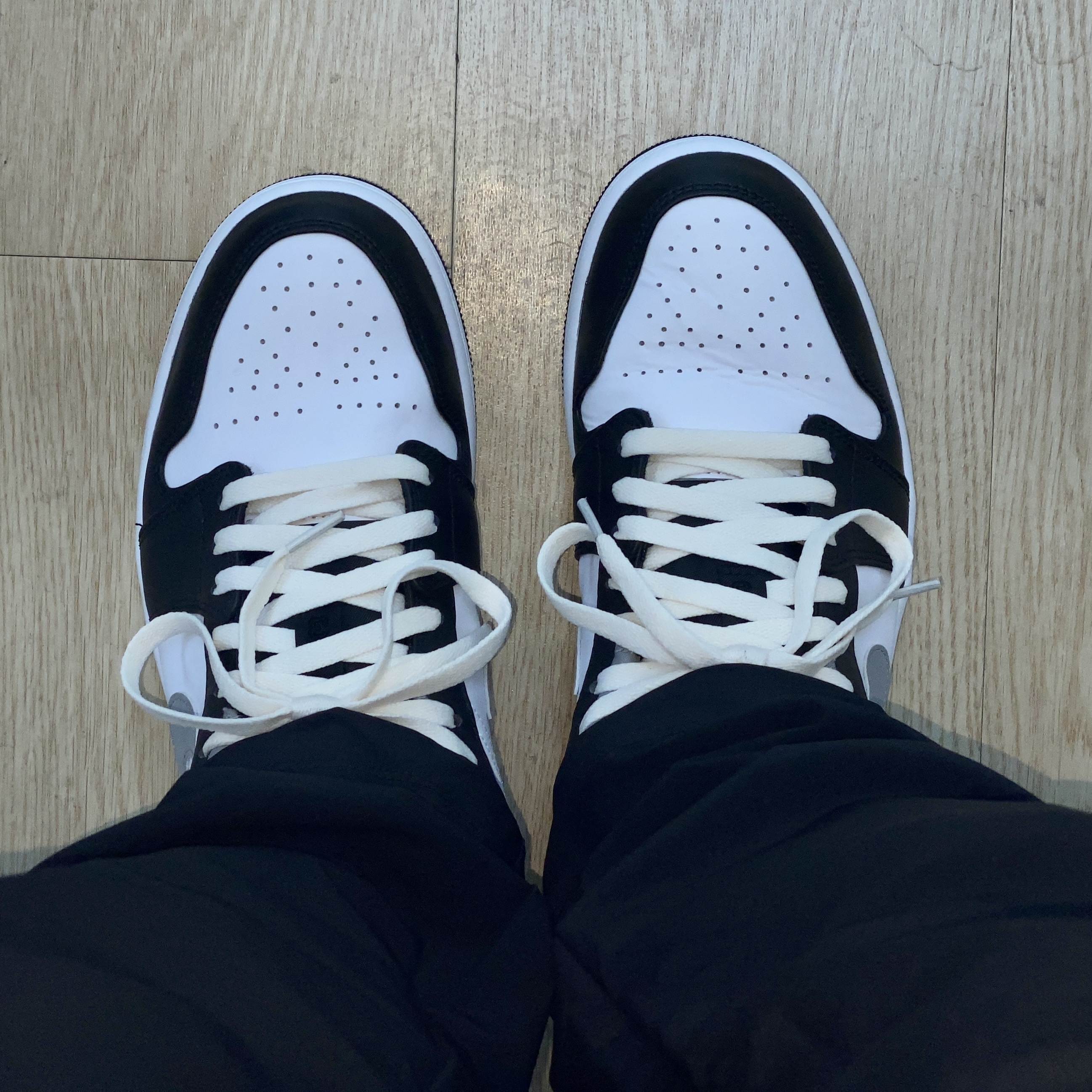 Jordan 1 Low Black Particle Grey 착용 스타일 - 5