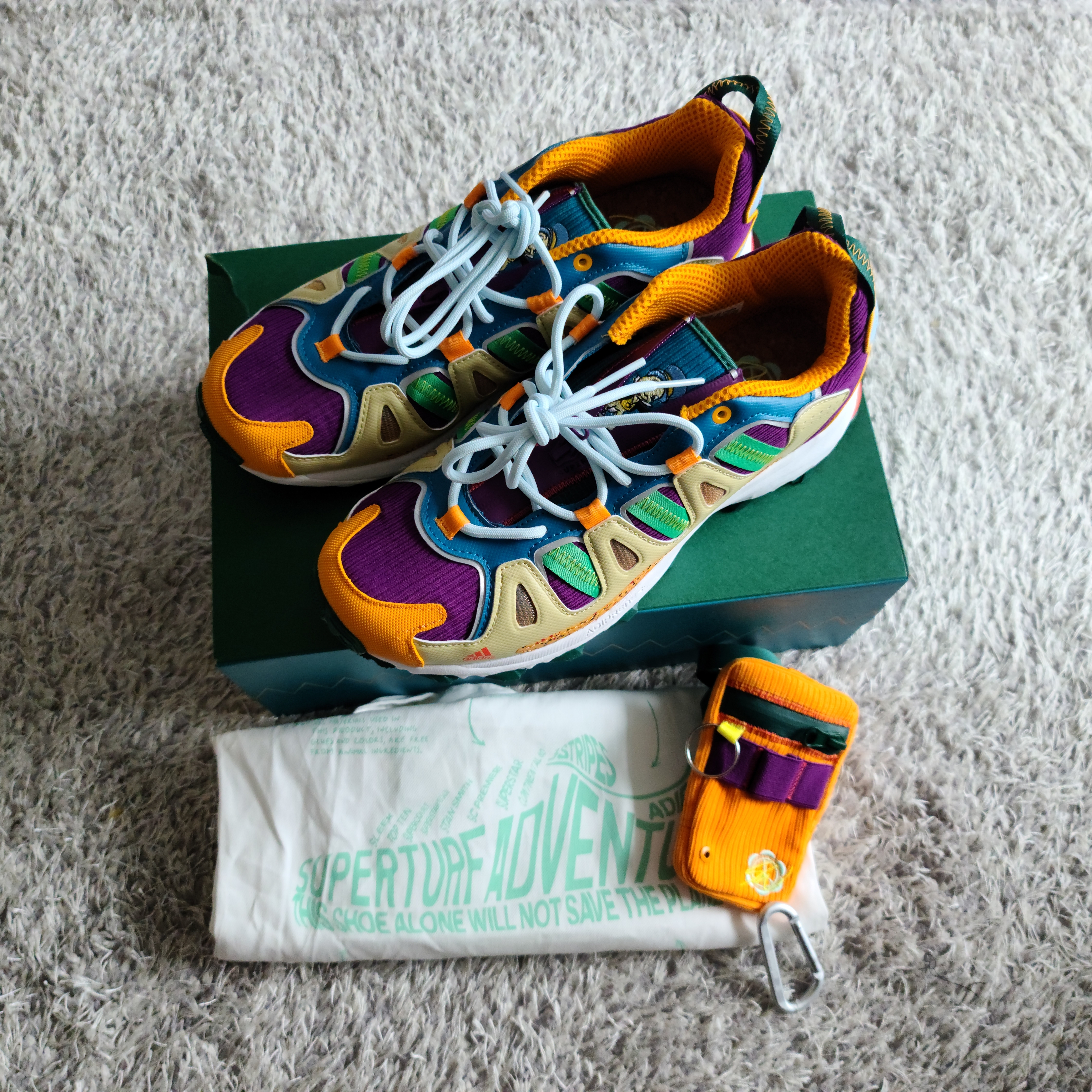 Adidas x Sean Wotherspoon Superturf Adventure Jiminy Cricket 착용 스타일