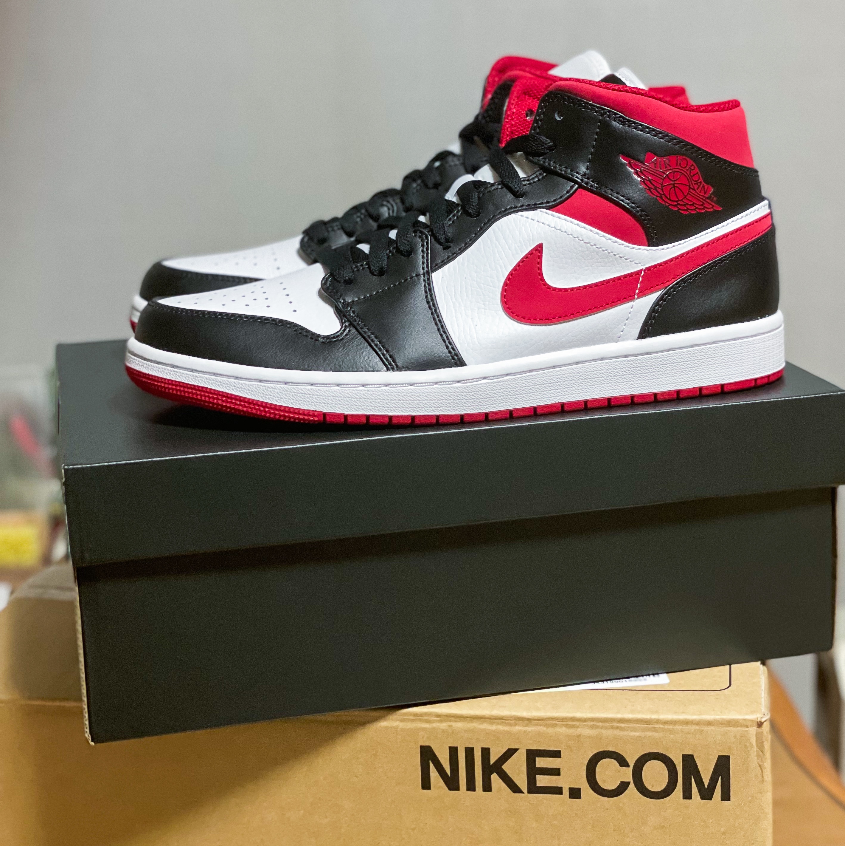Jordan 1 Mid Gym Red Black White 착용 스타일 - 3