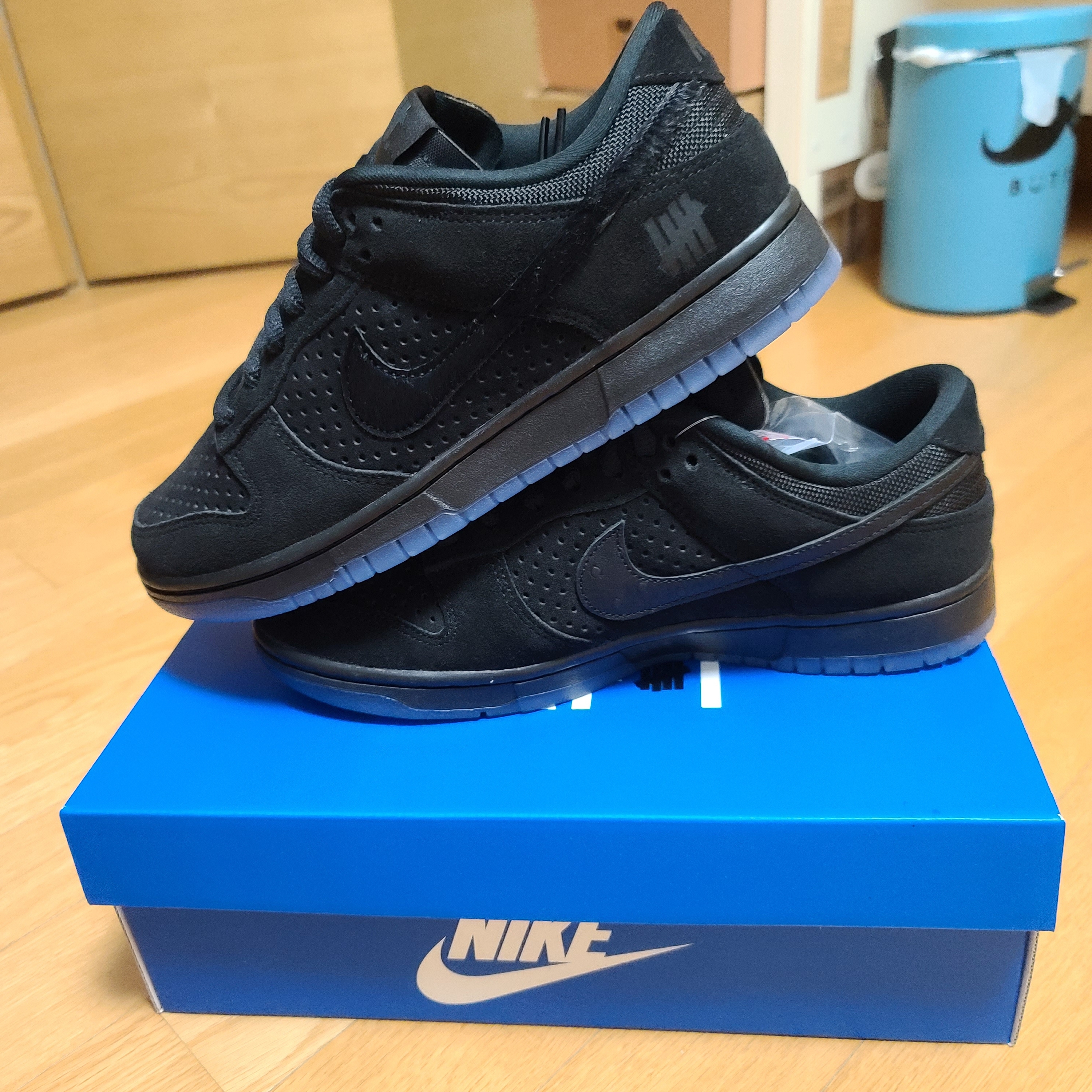 Nike x Undefeated Dunk Low SP 5 On It Black 착용 스타일 - 1